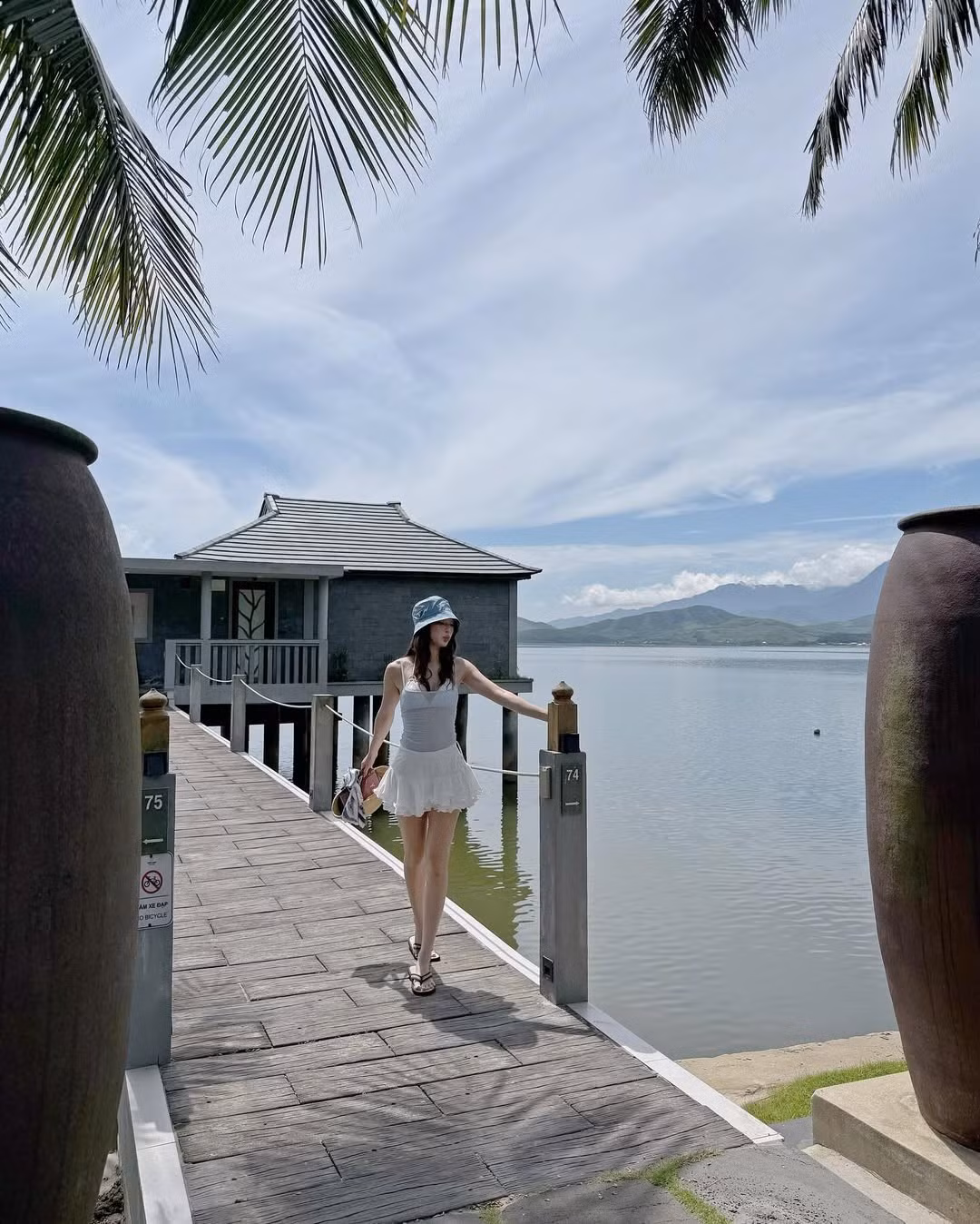 Khung cảnh tuyệt đẹp của Huế với hồ nước xanh mát, núi non trùng điệp càng làm tôn lên vẻ đẹp và sự tự tin của Sun HT.