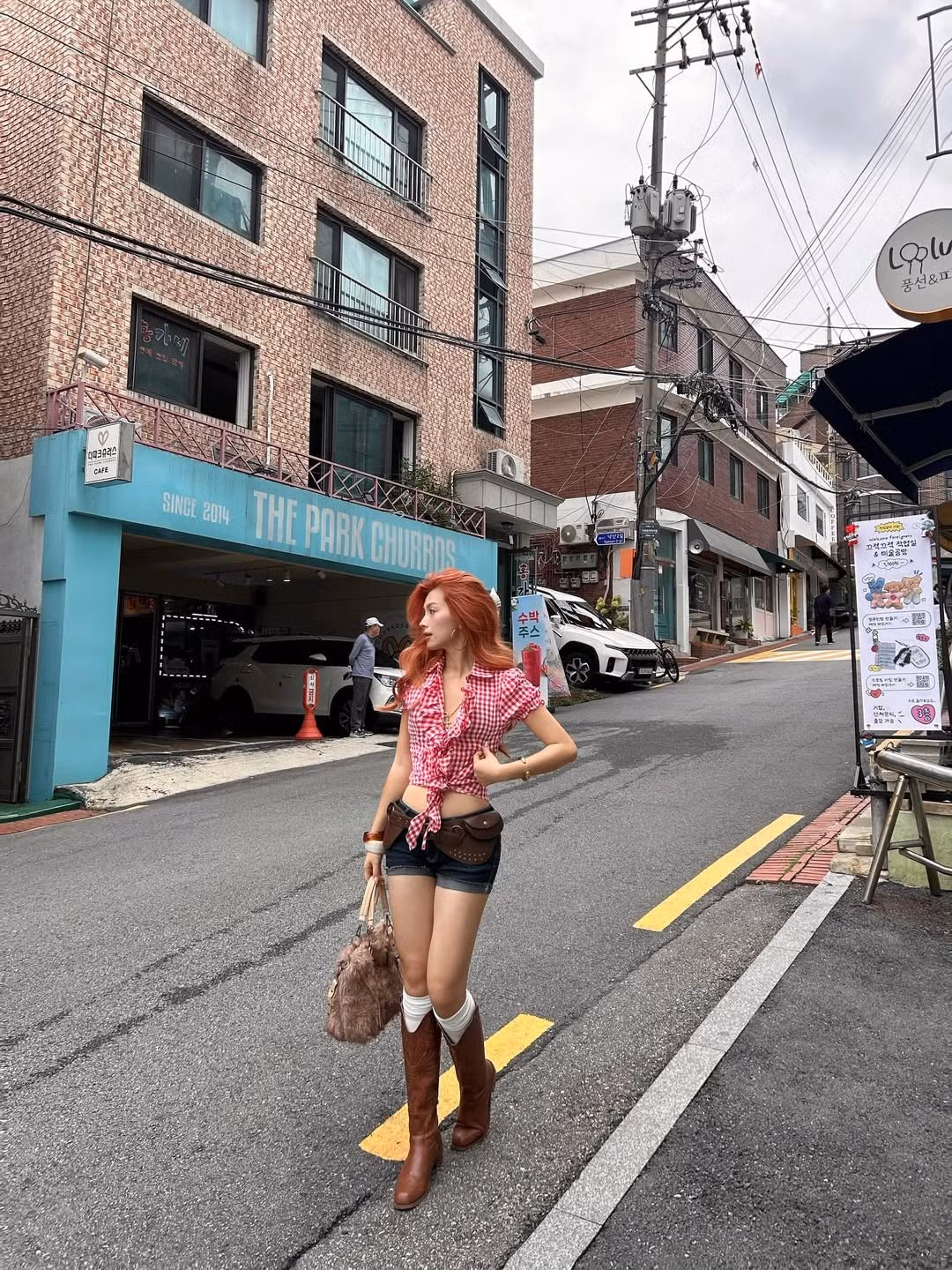 Cô nàng chọn cho mình áo sơ mi caro đỏ trắng được thắt nơ hững hờ ngang eo, khoe khéo vòng eo con kiến cực phẩm. (Ảnh: IGNV)