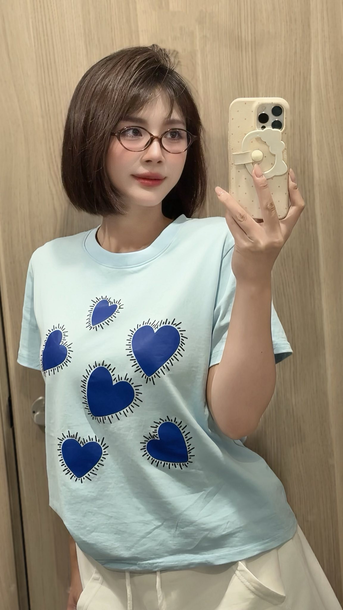 Ở tuổi U40, cô nàng vẫn sở hữu nhan sắc trẻ trung, xinh đẹp cùng phong cách ăn mặc năng động và vô cùng "trendy". (Ảnh: FBNV)