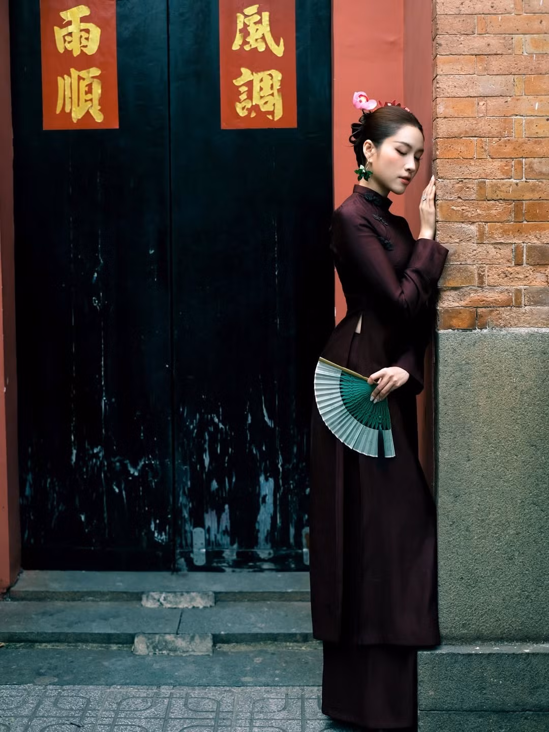 Không chỉ gây ấn tượng về mặt hình ảnh, dòng chia sẻ đi kèm bộ ảnh của Thanh Thanh Huyền cũng chạm đến trái tim người đọc. Cô gửi gắm lời chào Tết đến người hâm mộ: "Gửi bạn chút bình yên từ chốn linh thiêng những ngày cận Tết. Cầu mong vạn sự an nhiên". (Ảnh: IGNV)