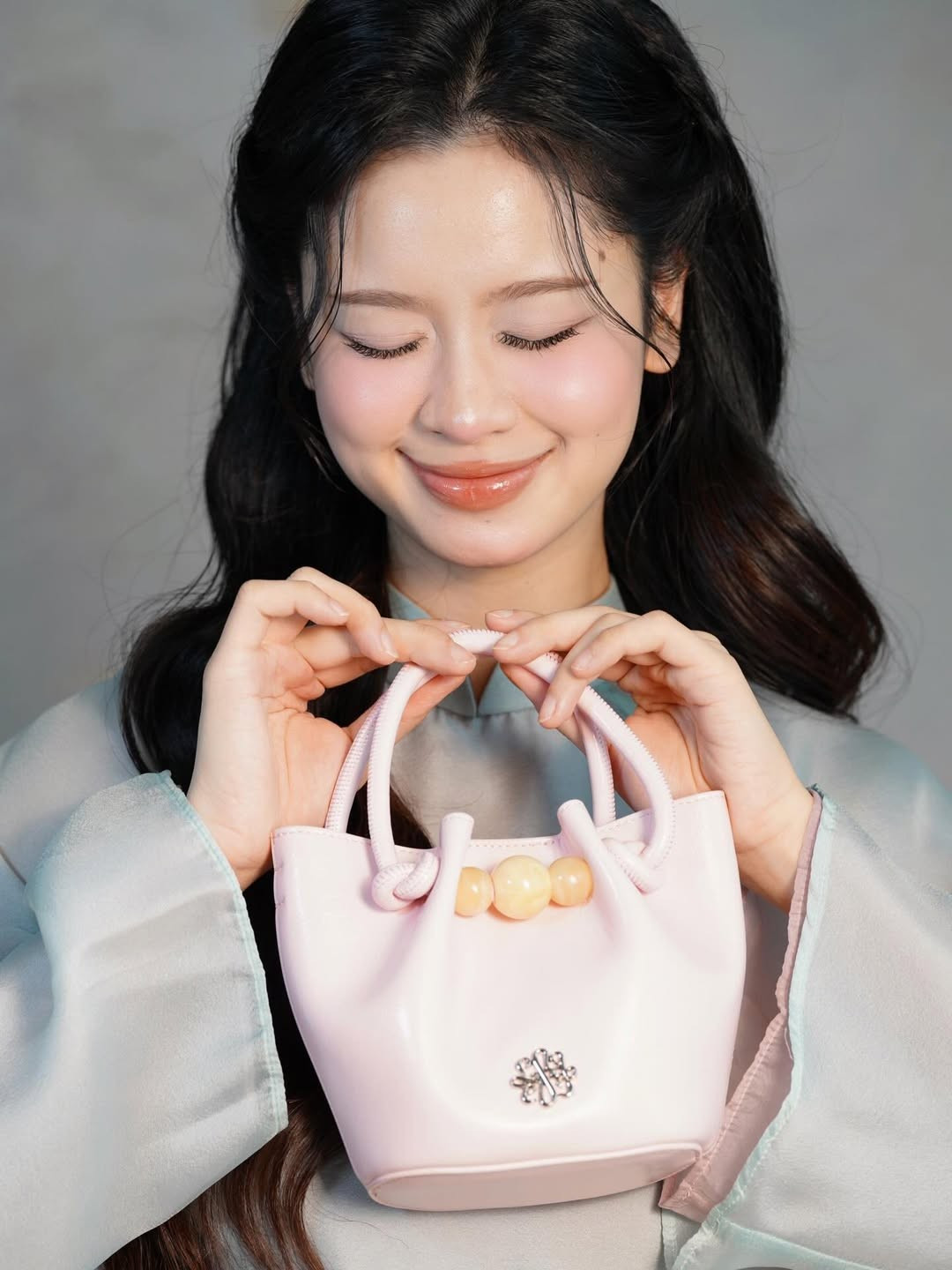 Trong loạt ảnh mới nhất, Hàn Hằng lựa chọn thiết kế áo dài với chất liệu lụa tơ tằm mềm mại, mang tông màu xanh pastel dịu mắt. (Ảnh: IGNV)