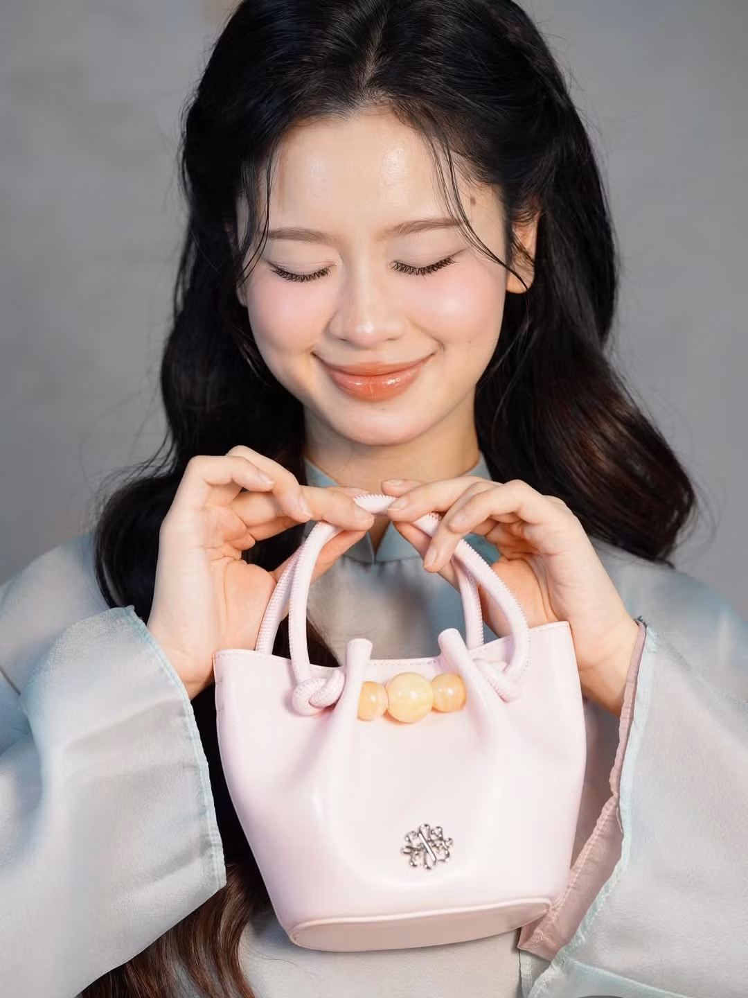 Trong loạt ảnh mới nhất, Hàn Hằng lựa chọn thiết kế áo dài với chất liệu lụa tơ tằm mềm mại, mang tông màu xanh pastel dịu mắt. (Ảnh: IGNV)