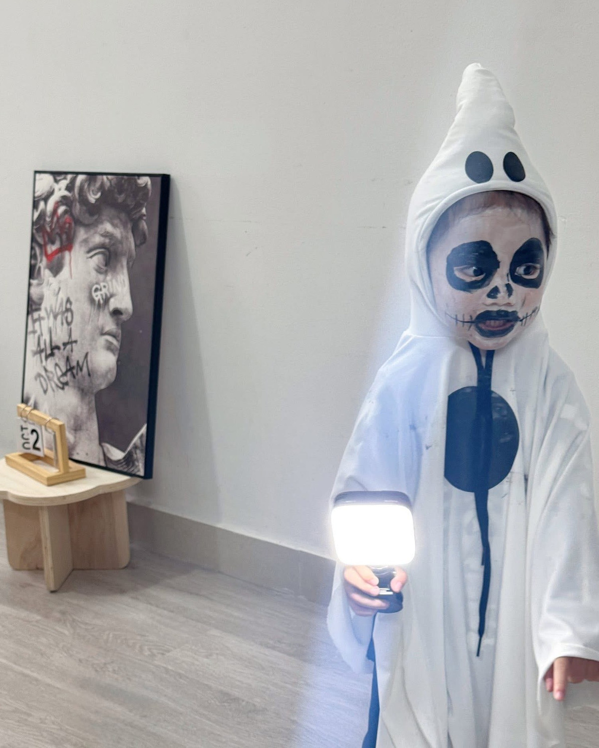 Nhờ màn hóa trang độc đáo, bé ma mặt trắng này đã trở thành ngôi sao bất đắc dĩ của mùa Halloween năm nay.(Ảnh: Tổng hợp)