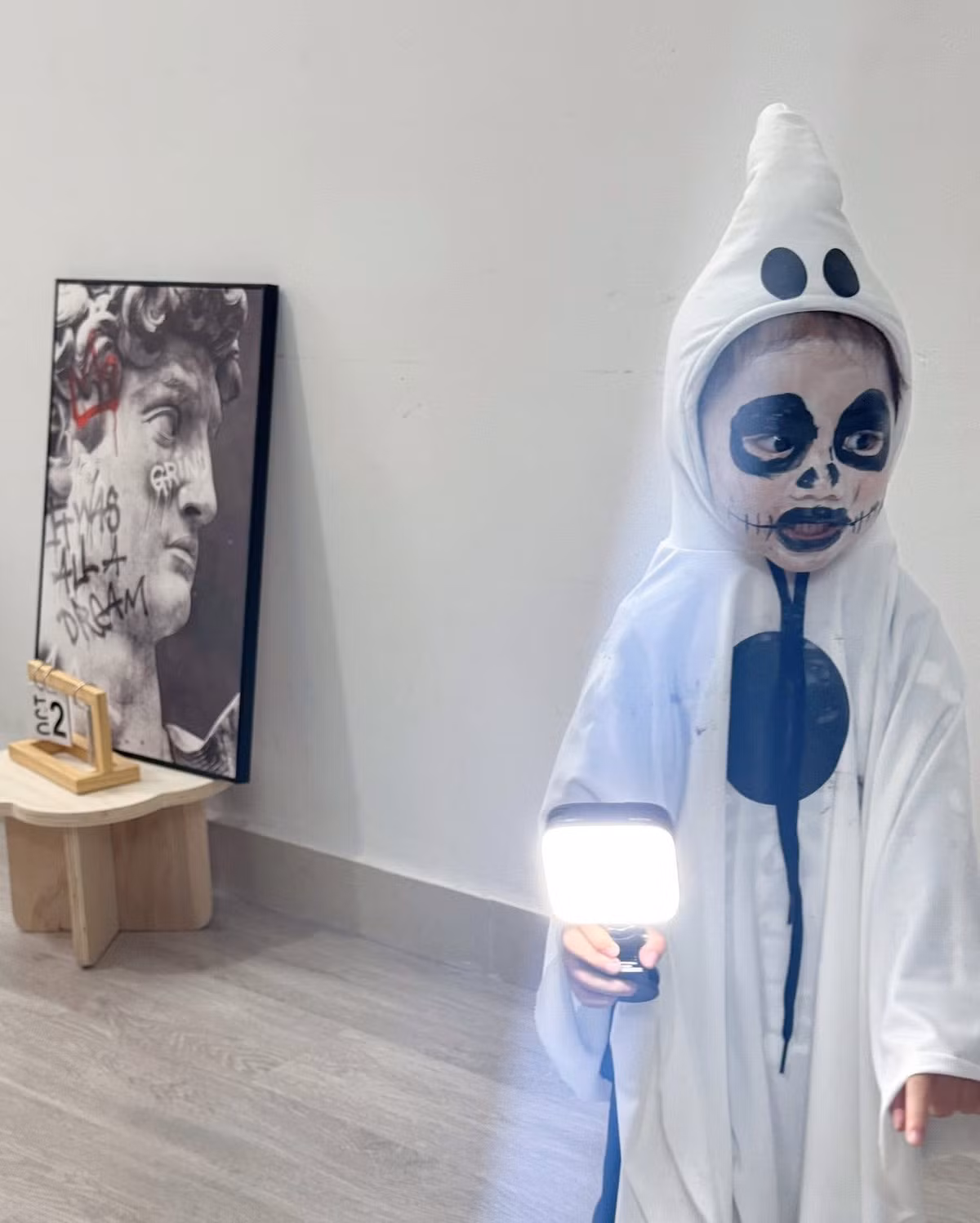 Nhờ màn hóa trang độc đáo, bé ma mặt trắng này đã trở thành ngôi sao bất đắc dĩ của mùa Halloween năm nay.(Ảnh: Tổng hợp)