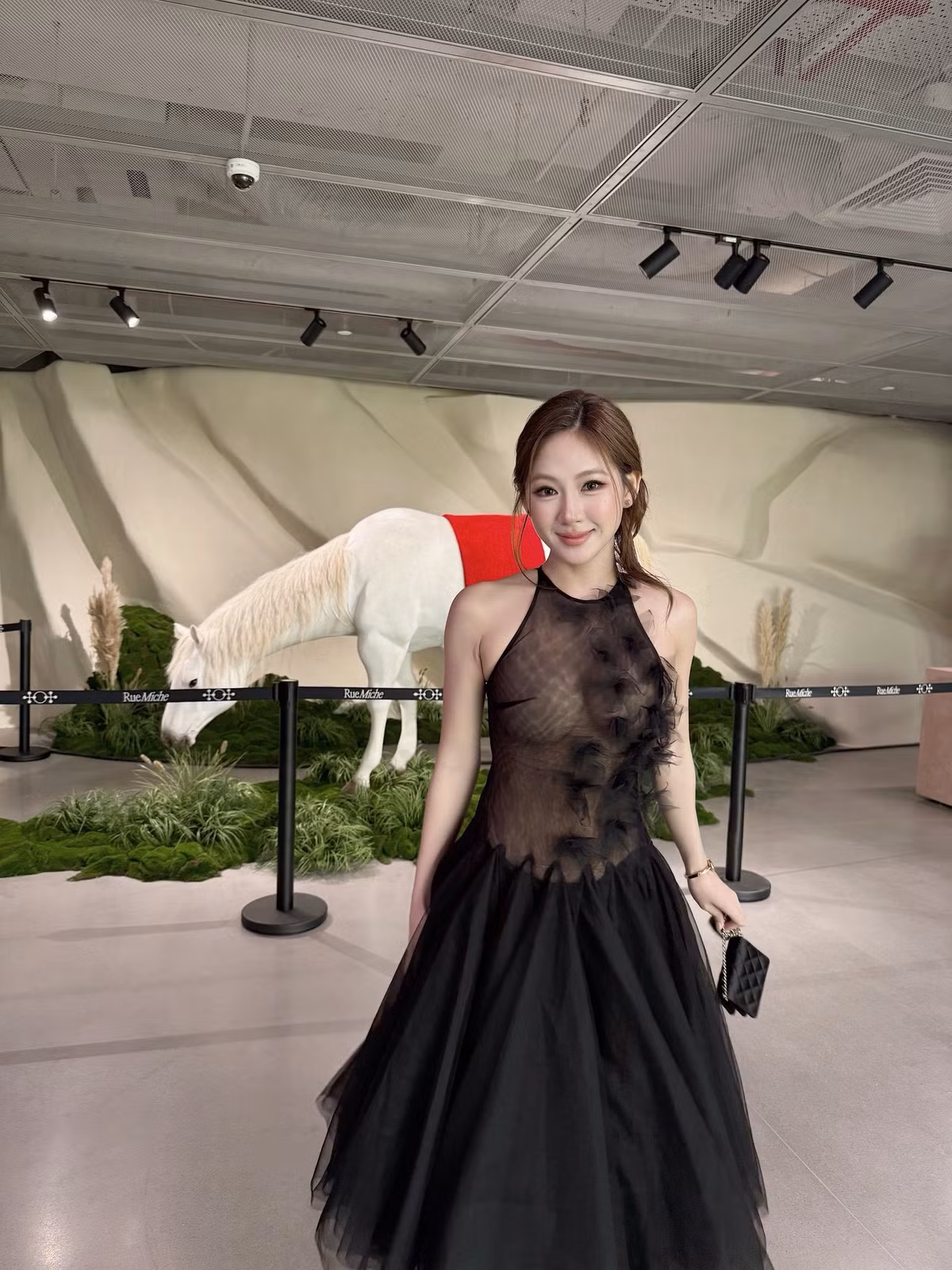 Nàng hot girl Hà thành chọn chiếc đầm dài màu đen với phần thân trên được thiết kế xuyên thấu tinh tế, khéo léo khoe vóc dáng mảnh mai cùng làn da trắng ngần. Điểm nhấn là chi tiết bèo nhún nhẹ nhàng ở phần ngực, tạo nên sự bay bổng, lãng mạn. (Ảnh: FB Túc Anh Hoa)