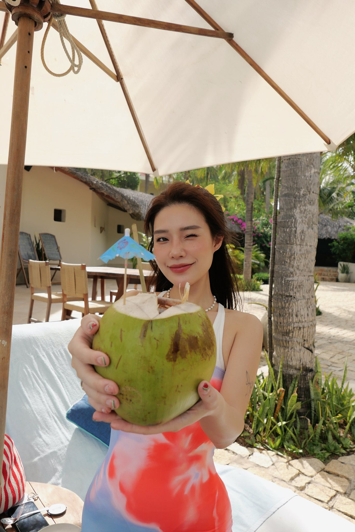 Sau khi những hình ảnh này được đăng tải, hàng nghìn lượt tương tác đã đổ về trang cá nhân của Thanh Huyền. Cư dân mạng không ngừng dành những lời khen "có cánh" cho nhan sắc của Thanh Huyền và sự "mát tay" của Rhymastic. (Ảnh: IGNV)