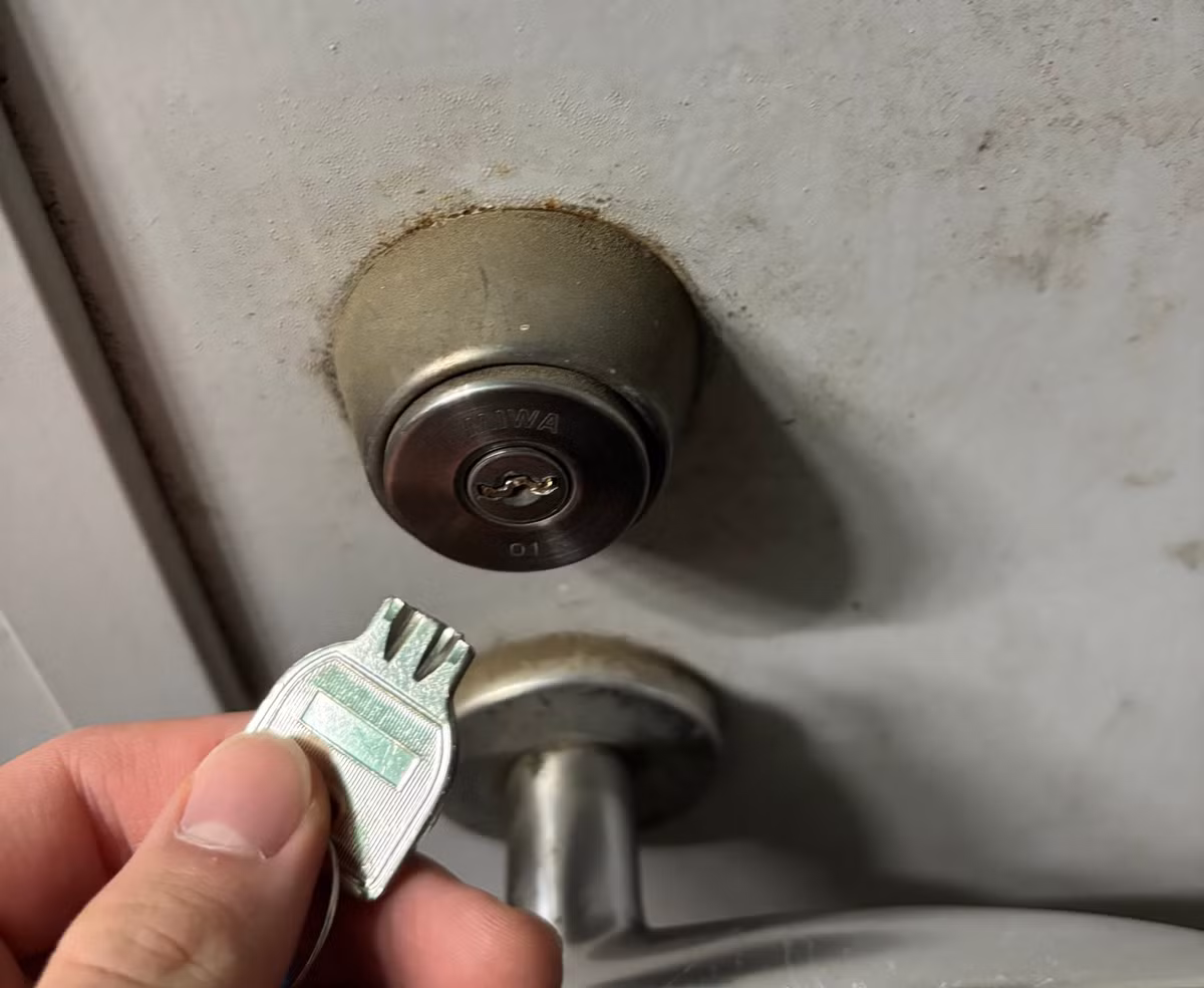 Có chìa mà vẫn không mở được cửa, vì sao? Vì chiếc chìa khóa cứ như thể sinh ra... để trêu tức bạn. Vừa vặn, vừa khít, nhưng tuyệt đối không chịu xoay.