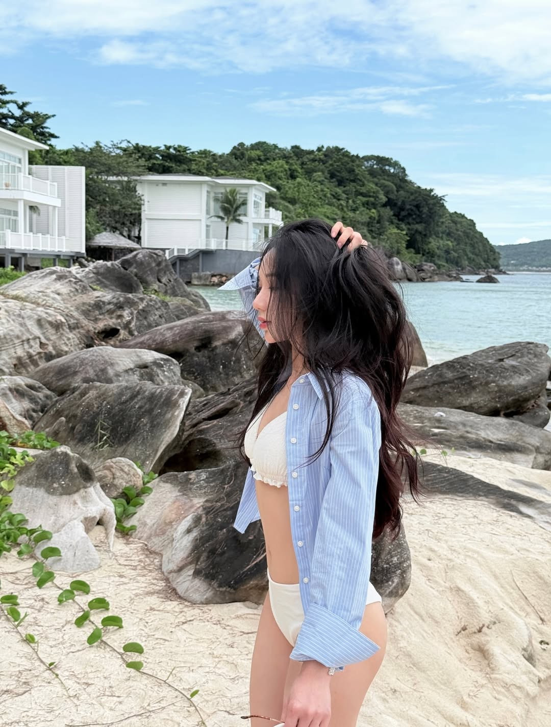 Sự kết hợp này không chỉ tạo nên vẻ phóng khoáng, hiện đại mà còn giúp cô nàng khoe khéo vòng eo con kiến săn chắc và làn da trắng sứ mịn màng. (Ảnh: IGNV)