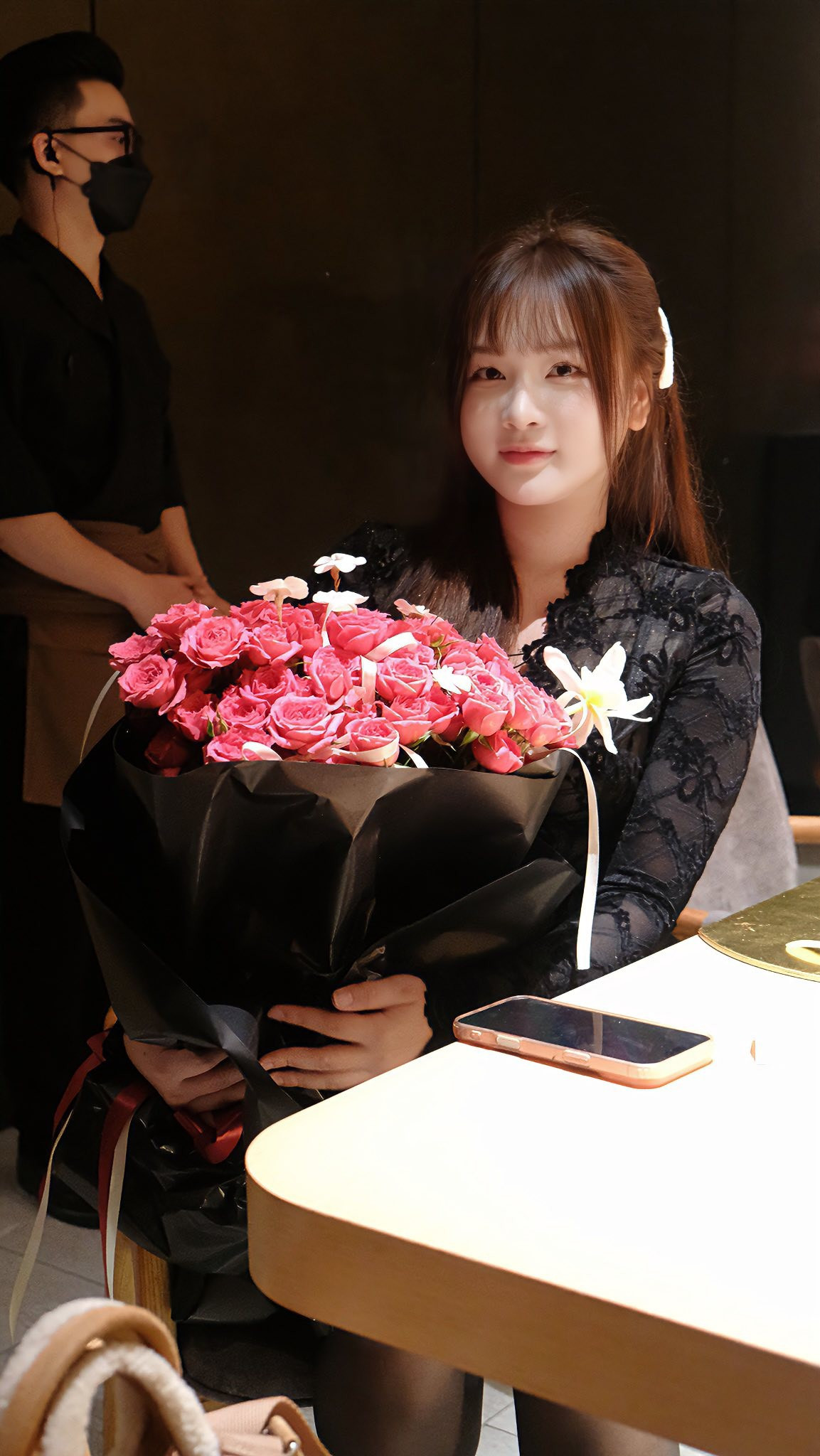 Tâm điểm của buổi tiệc là bó hoa hồng đỏ rực rỡ kèm theo những đóa lan trắng tinh tế mà Soanh Trần dành tặng bạn gái.