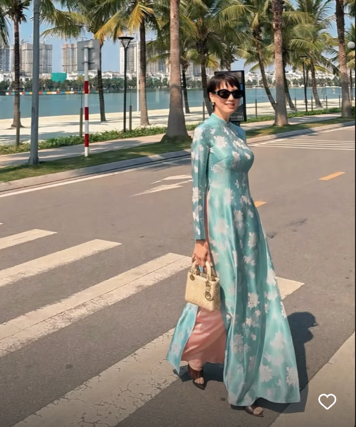 Điểm nhấn đắt giá trong bộ trang phục chính là chiếc túi xách Lady Dior màu be thanh lịch. Đây là dòng túi kinh điển, biểu tượng của sự sang trọng, có mức giá lên đến hàng trăm triệu đồng. (Ảnh: IG @_mai.doan_)