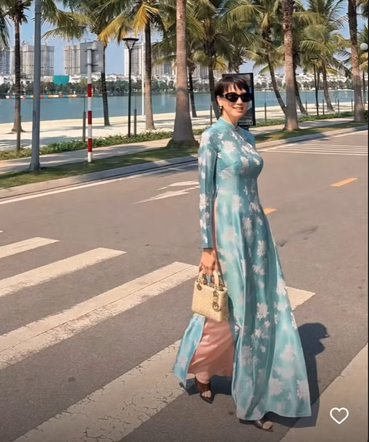 Điểm nhấn đắt giá trong bộ trang phục chính là chiếc túi xách Lady Dior màu be thanh lịch. Đây là dòng túi kinh điển, biểu tượng của sự sang trọng, có mức giá lên đến hàng trăm triệu đồng. (Ảnh: IG @_mai.doan_)