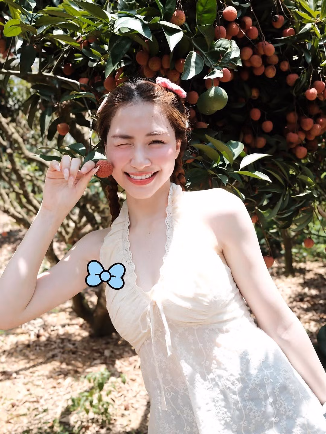 Ở một góc chụp khác, Hòa Minzy tạo dáng bên chiếc túi xách màu hồng pastel độc đáo, bên trong chứa đầy những chùm vải tươi roi rói, hay cầm trên tay quả vải làm điểm nhấn, tạo dáng cực đáng yêu.