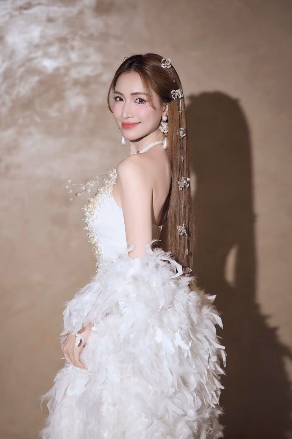 Hòa Minzy sở hữu chất giọng cao và là một trong số những ca sĩ trẻ được đánh giá cao bởi giọng hát có nội lực, trong trẻo.