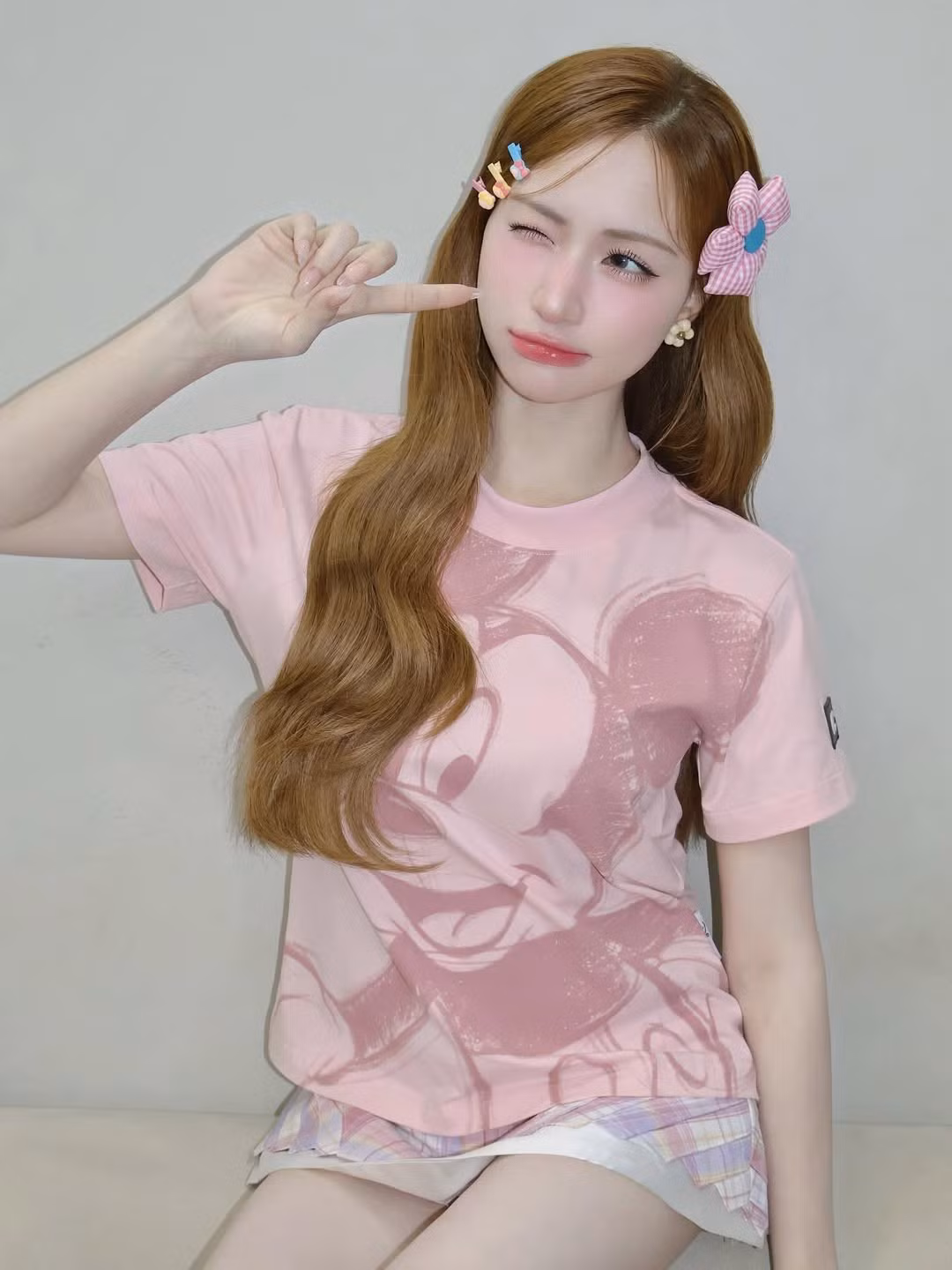 Loạt ảnh này nhanh chóng nhận được "bão like" và những lời khen ngợi từ cộng đồng mạng. Nhiều người bày tỏ sự ngưỡng mộ trước vẻ đẹp ngày càng thăng hạng của Hòa Minzy, dù đã là mẹ một con.