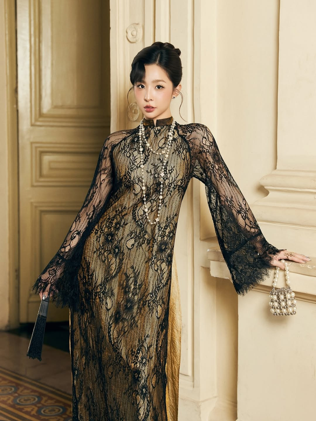 Ngay sau khi đăng tải, bộ ảnh đã nhận được "cơn mưa" lời khen từ người hâm mộ. Nhiều ý kiến cho rằng giao diện này của Tammy Phạm thực sự đỉnh cao, vừa mang nét điện ảnh, vừa tôn vinh được vẻ đẹp của người phụ nữ Việt Nam trong tà áo dài cách tân. (Ảnh: IGNV)