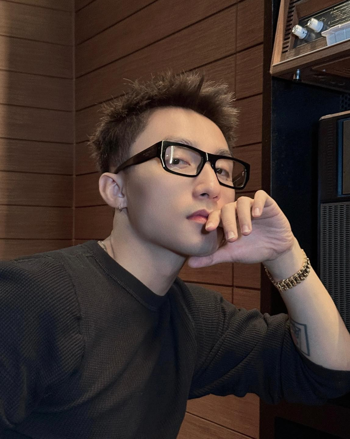 Không cần những lời giới thiệu hoa mỹ, nam nghệ sĩ đang chọn viết nên những câu chuyện rất riêng, nơi mỗi khoảnh khắc đều phản ánh những chuyển động không ngừng của bản sắc cá nhân.