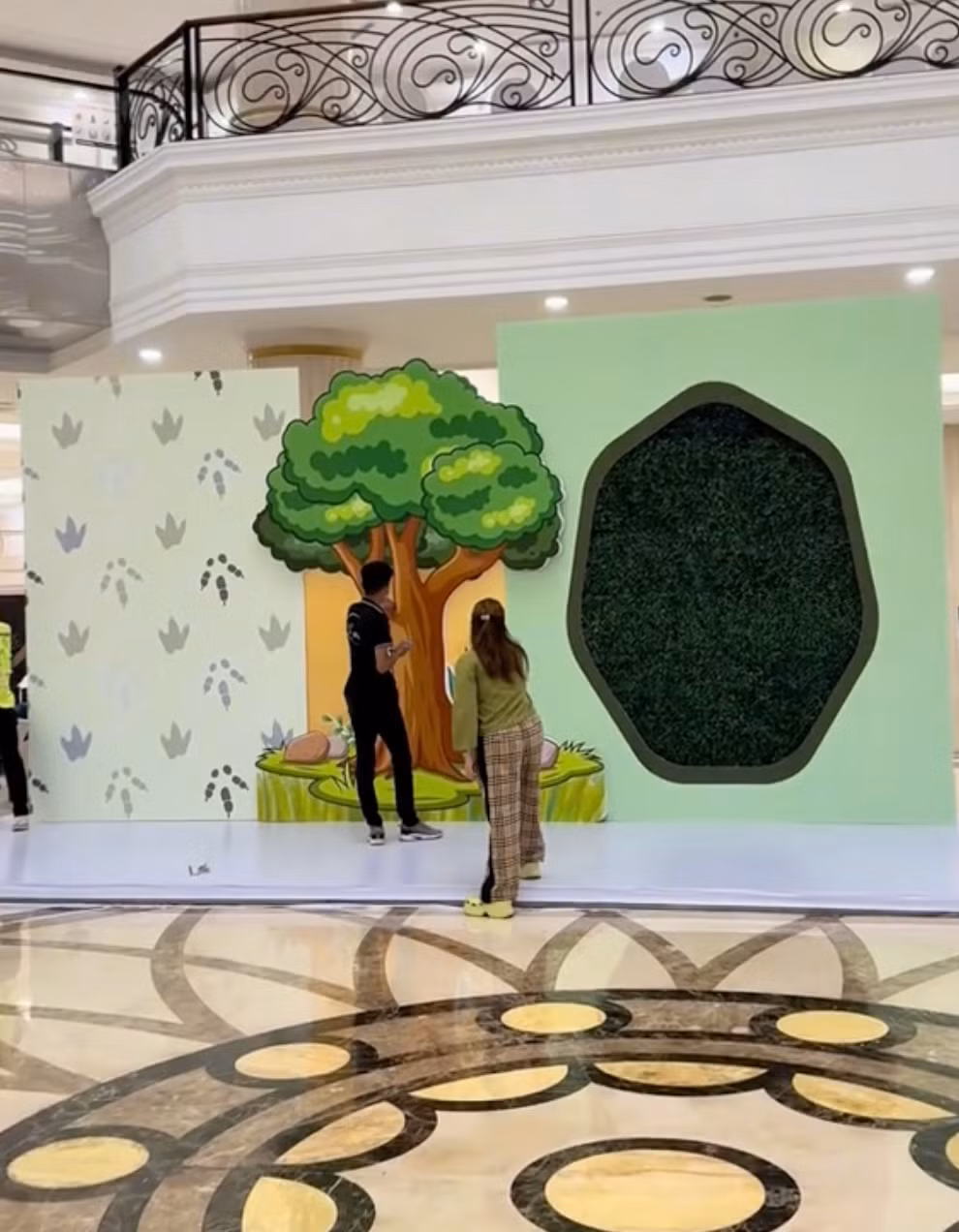 Tiệc thôi nôi của bé Lido diễn ra tại một trung tâm tiệc cưới, sự kiện cao cấp ở Hà Nội. Ngay từ khu vực sảnh chính được trang trí cực đầu tư và toát lên vẻ đáng yêu.