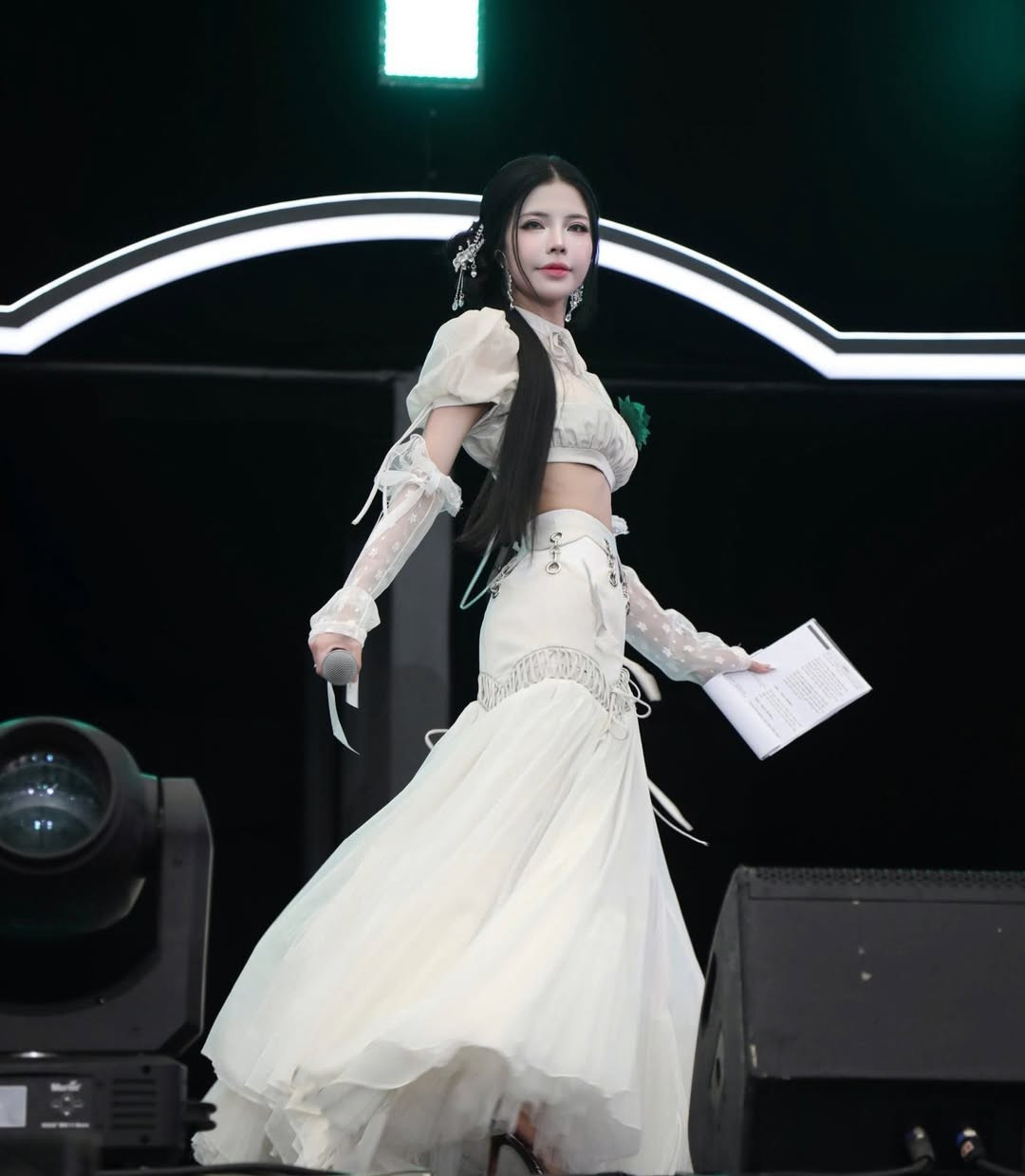 Tuy nhiên, bằng niềm đam mê mãnh liệt với Liên Minh Huyền Thoại, Mai Dora đã nhanh chóng chứng minh năng lực của mình. Từ một "tay ngang", cô nàng đã tích cực trau dồi kiến thức về game, nắm bắt nhanh nhạy chiến thuật để có những bài phỏng vấn sắc sảo tại VCS. (Ảnh: IGNV)