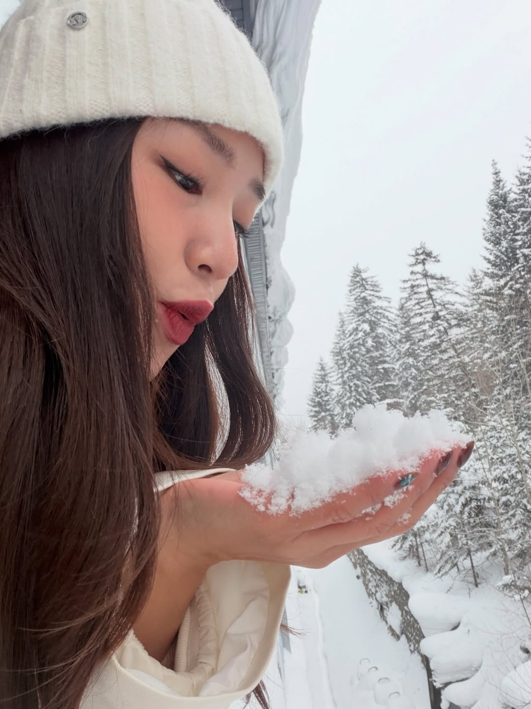 Để nổi bật giữa khung cảnh tuyết trắng, Salim đã lựa chọn phong cách đơn sắc với tông màu trắng kem chủ đạo. (Ảnh: IGNV)