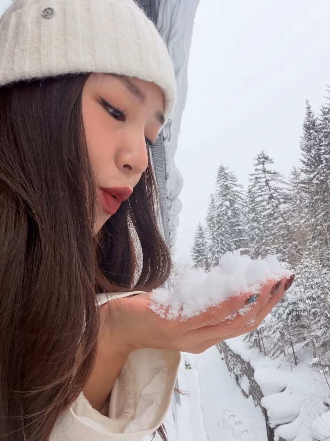 Để nổi bật giữa khung cảnh tuyết trắng, Salim đã lựa chọn phong cách đơn sắc với tông màu trắng kem chủ đạo. (Ảnh: IGNV)