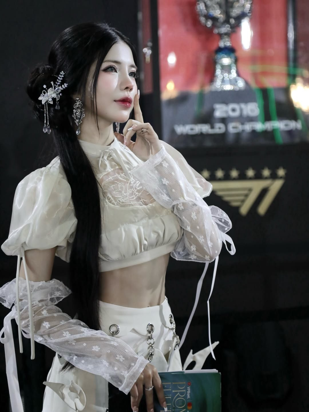 Đã hơn 1 tuần trôi qua nhưng sự kiện fan meeting của đội tuyển T1 tại Việt Nam vẫn để lại những dư âm trong lòng khán giả. Mới đây, nữ MC nóng bỏng nhất làng Liên Minh Huyền Thoại (LMHT) Việt Nam - Mai Dora - vừa khiến cộng đồng mạng "dậy sóng" khi chia sẻ bộ ảnh đáng nhớ trong buổi fan meeting với vai trò người dẫn chương trình. (Ảnh: IGNV)