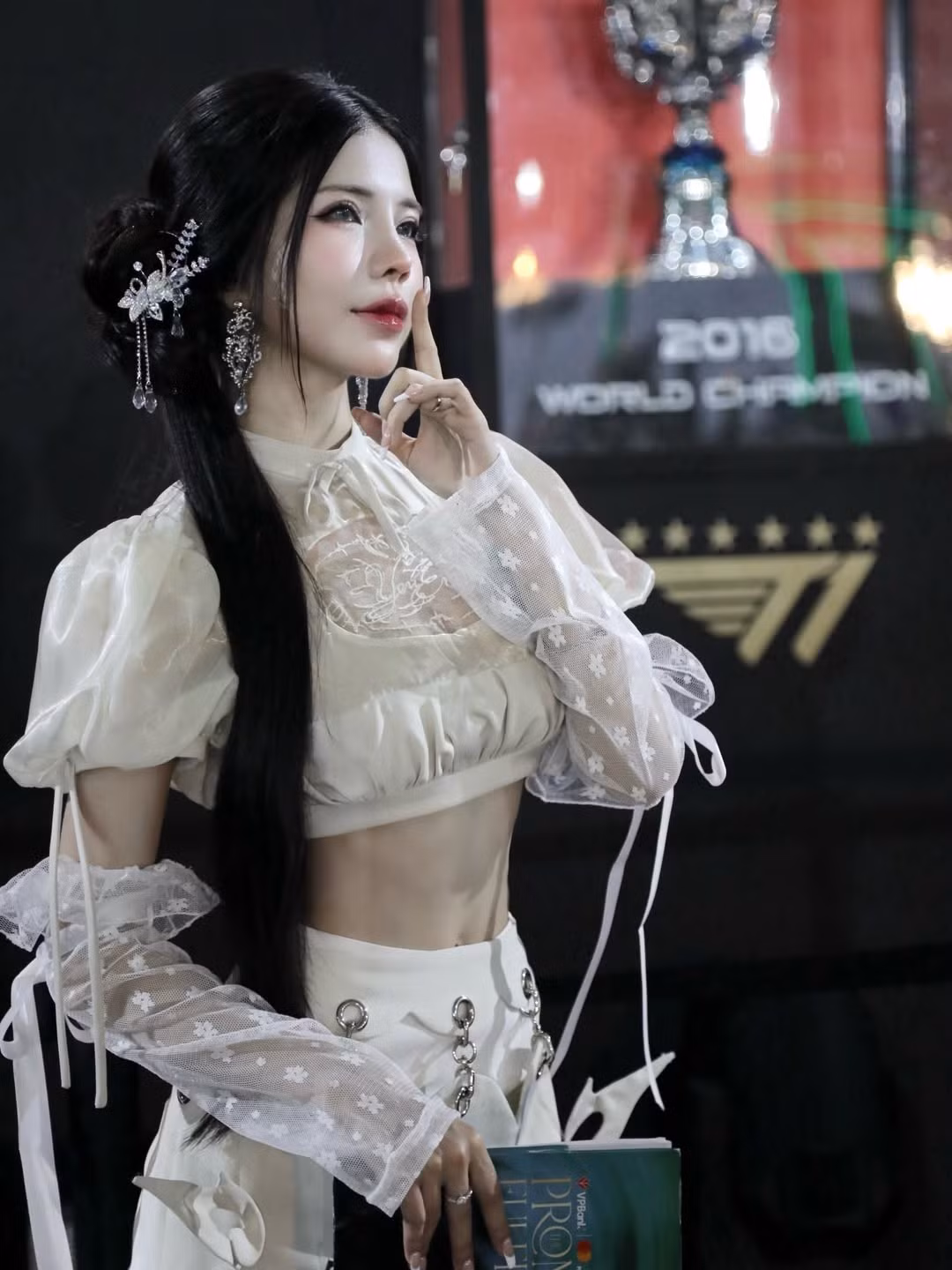 Đã hơn 1 tuần trôi qua nhưng sự kiện fan meeting của đội tuyển T1 tại Việt Nam vẫn để lại những dư âm trong lòng khán giả. Mới đây, nữ MC nóng bỏng nhất làng Liên Minh Huyền Thoại (LMHT) Việt Nam - Mai Dora - vừa khiến cộng đồng mạng "dậy sóng" khi chia sẻ bộ ảnh đáng nhớ trong buổi fan meeting với vai trò người dẫn chương trình. (Ảnh: IGNV)