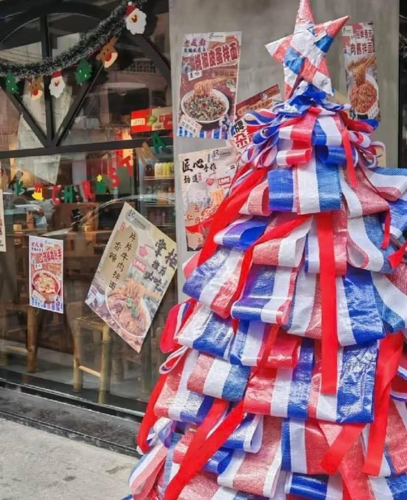 Cây thông được làm từ những tấm vải hoặc bao tải sọc đặc trưng chẳng quá tốn kém nhưng có thể gây ấn tượng cho người đối diện ngay từ lần đầu tiên.