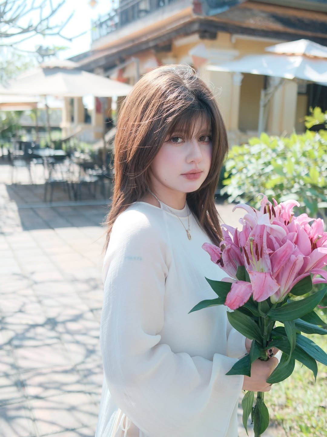 Ebra Lê theo đuổi phong cách thời trang nhẹ nhàng, nữ tính. Trên trang cá nhân, cô nàng thường đăng tải những khoảnh khắc đời thường cùng bạn bè. (Ảnh: IGNV)