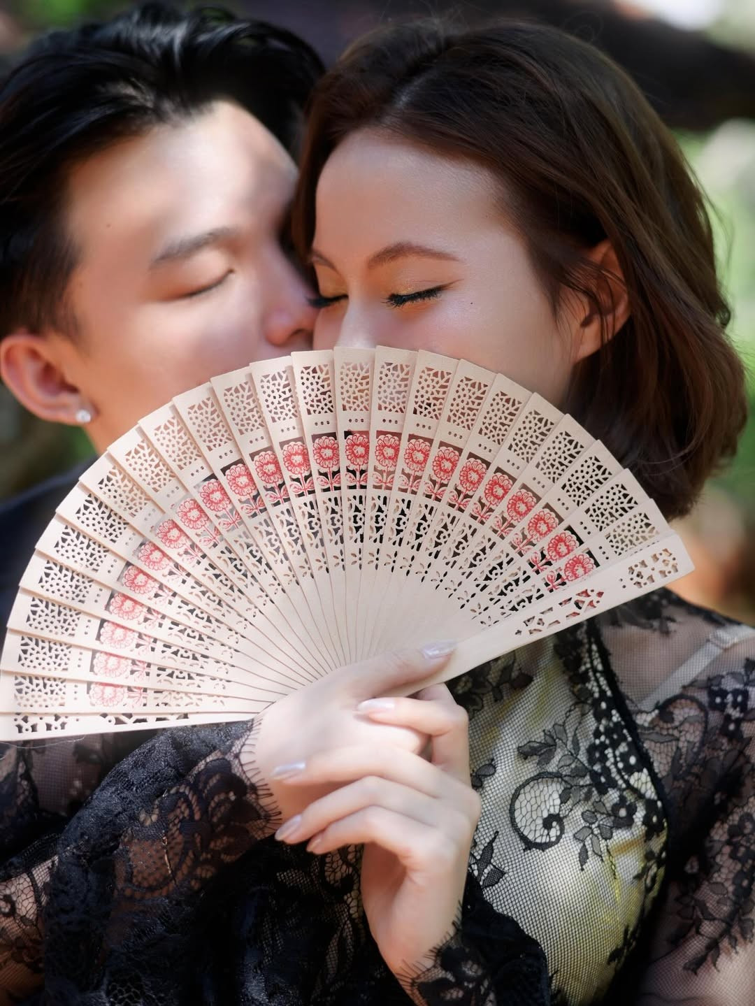 Thần thái của "ngôi sao đường giữa" nay thêm phần lãng tử khi kết hợp cùng chiếc quạt giấy truyền thống, tạo nên một hình ảnh hoàn toàn mới lạ so với lúc anh thi đấu trên sàn đấu Esports. (Ảnh: IGNV)