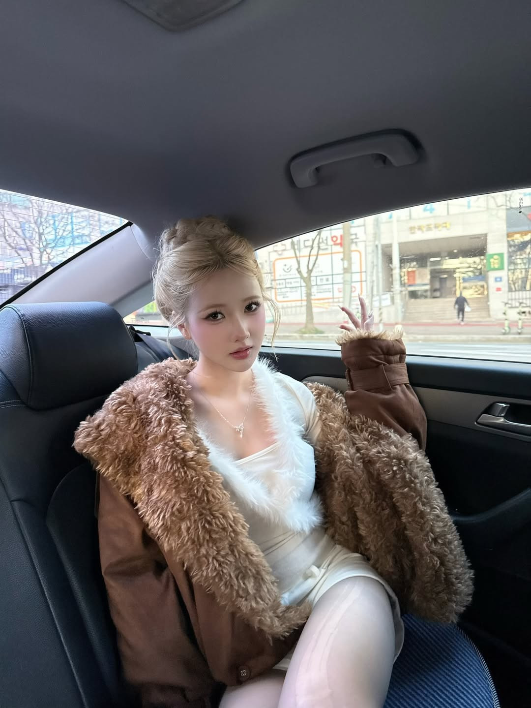 Dù là những khoảnh khắc tạo dáng tự nhiên trên đường phố, lúc đang thưởng thức món ăn nhẹ hay khi ngồi trong xe, Diệu Linh vẫn giữ vững phong độ nhan sắc.(Ảnh: IGNV)