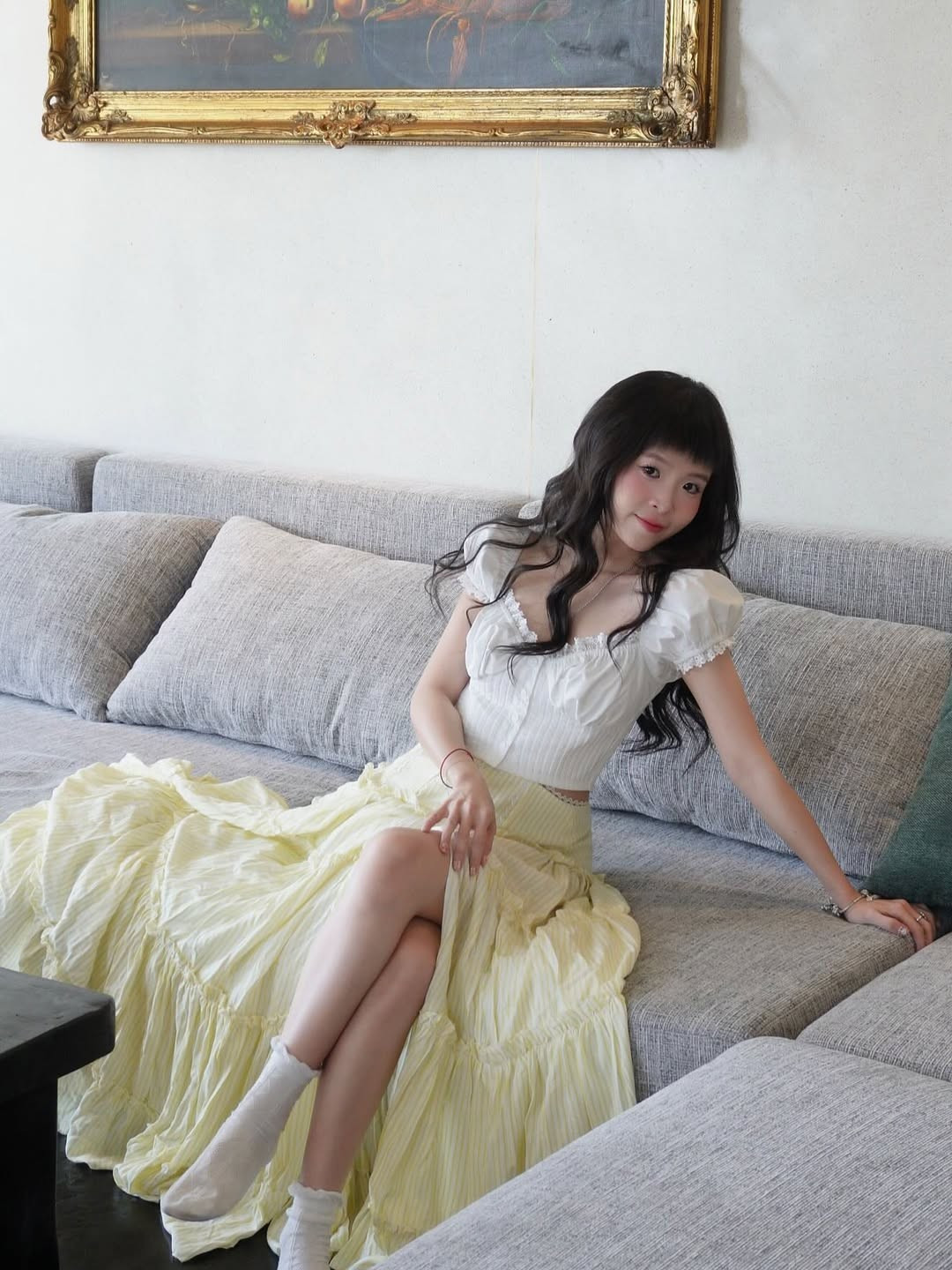 Trong những tấm hình khác trong chuyến nghỉ dưỡng, nữ diễn viên mặc một chiếc áo crop top trắng tay bồng phối cùng váy dài xẻ tà màu vàng nhạt kẻ sọc trắng. (Ảnh: IGNV)