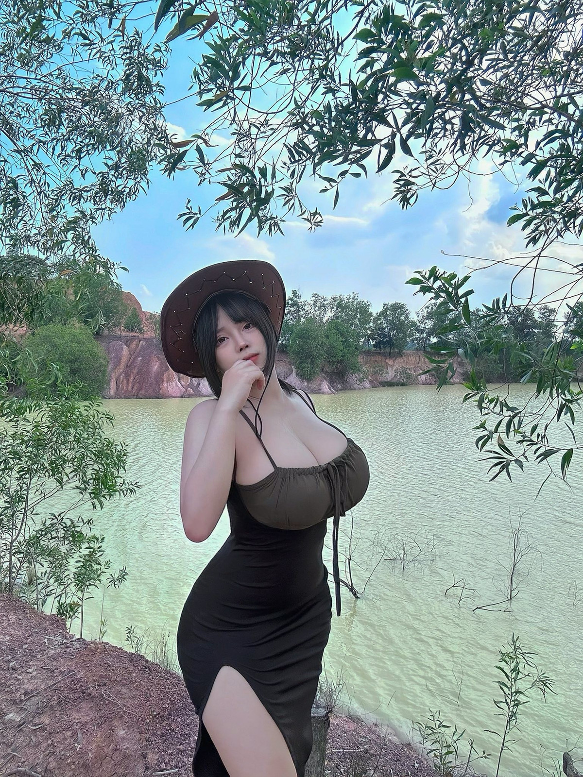 Ngay sau khi những bức ảnh này được đăng tải, dân mạng đã dành không ngớt lời khen ngợi cho nhan sắc "kẹo ngọt" và thần thái cuốn hút của "Pi Tiên". (Ảnh: FBNV)