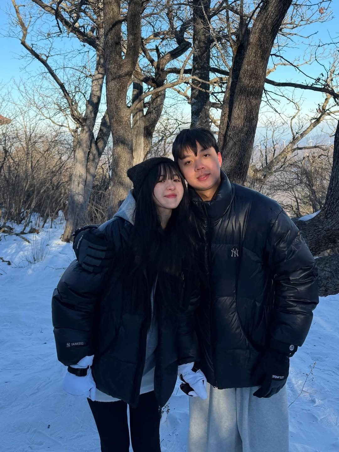 Giữa không gian núi rừng phủ đầy tuyết trắng và bầu trời xanh trong vắt, chàng "thần rừng" từng hai lần vô địch thế giới đã trao nhẫn đính hôn cho người thương. (Ảnh: IG @kimchunqg)