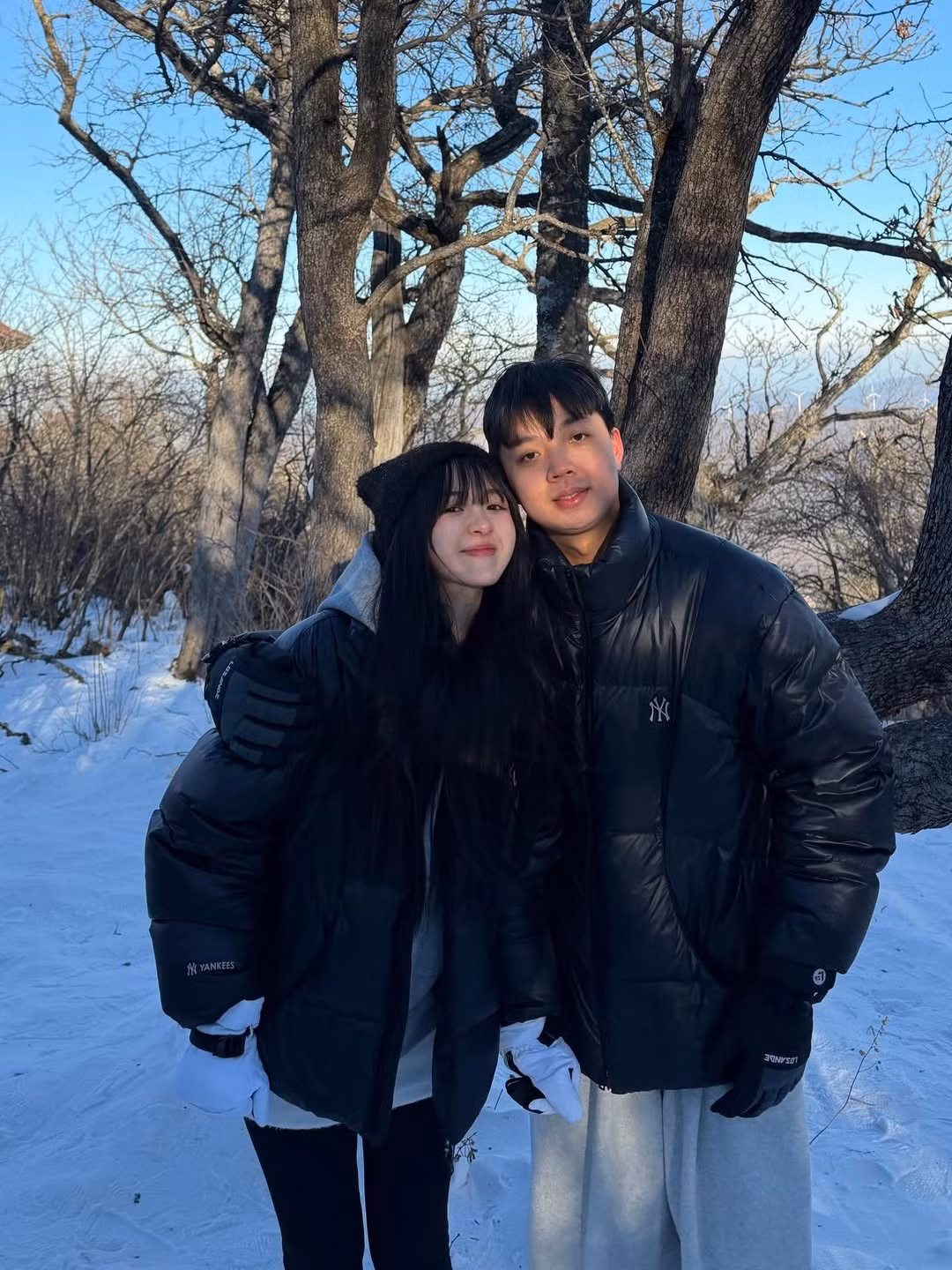 Giữa không gian núi rừng phủ đầy tuyết trắng và bầu trời xanh trong vắt, chàng "thần rừng" từng hai lần vô địch thế giới đã trao nhẫn đính hôn cho người thương. (Ảnh: IG @kimchunqg)