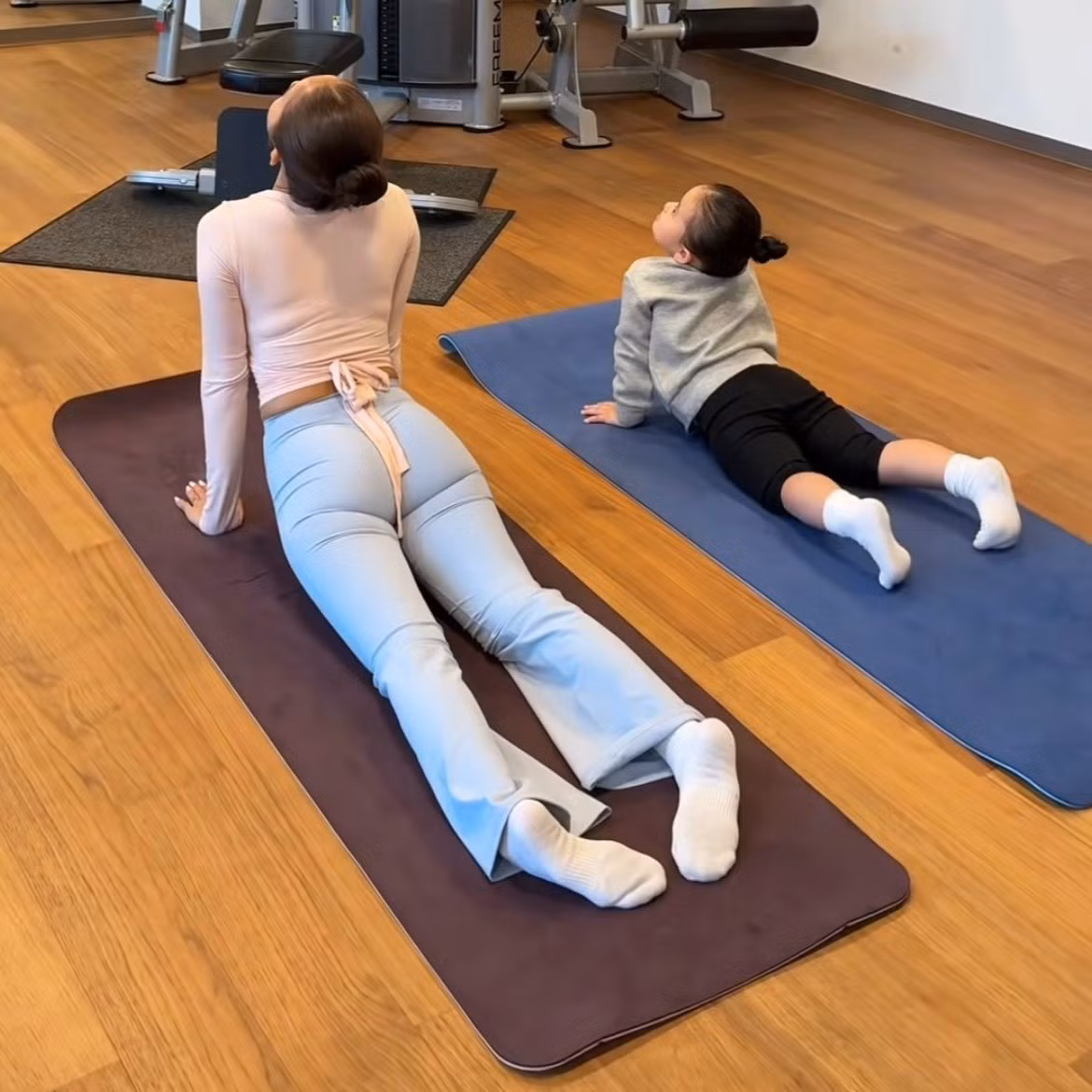 Mặc dù có những lúc bé Sam Sam chỉ nghịch ngợm trên thảm, nhưng khoảnh khắc hai mẹ con cùng nhau kéo giãn cơ thể, cùng nhau cười đùa trong phòng tập đã thể hiện một cách sống lành mạnh, năng động mà Huyền 2k4 muốn truyền tải đến con gái.