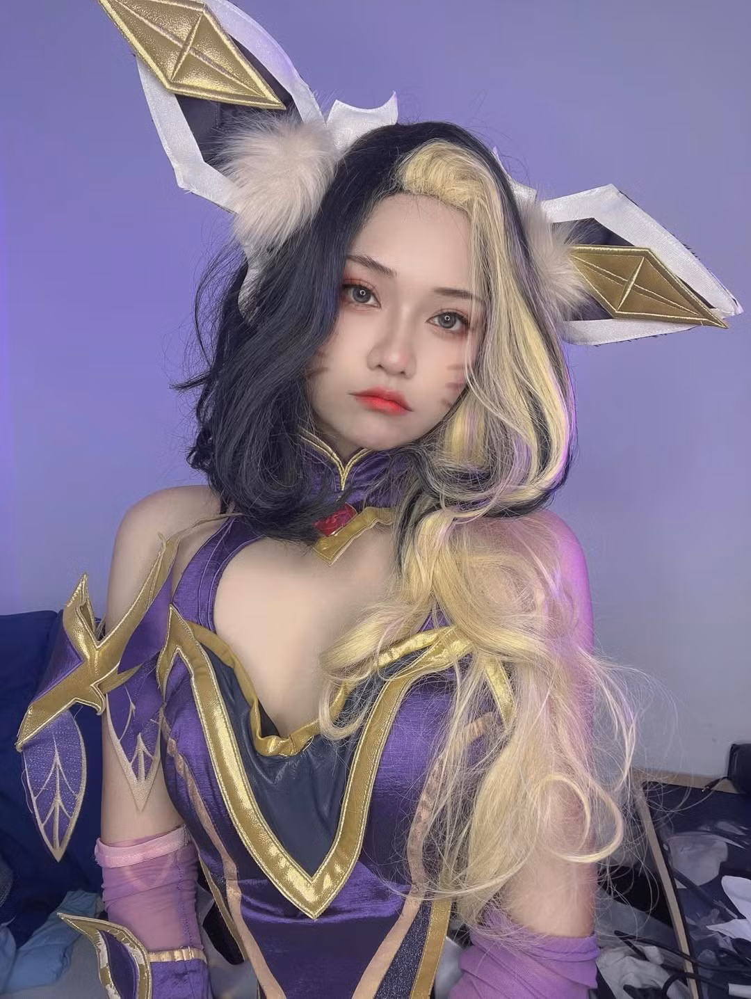 Trong bộ ảnh, Chika đã tái hiện lại hình tượng Ahri một cách hoàn hảo, từ trang phục, kiểu tóc đến thần thái. (Ảnh: IGNV)