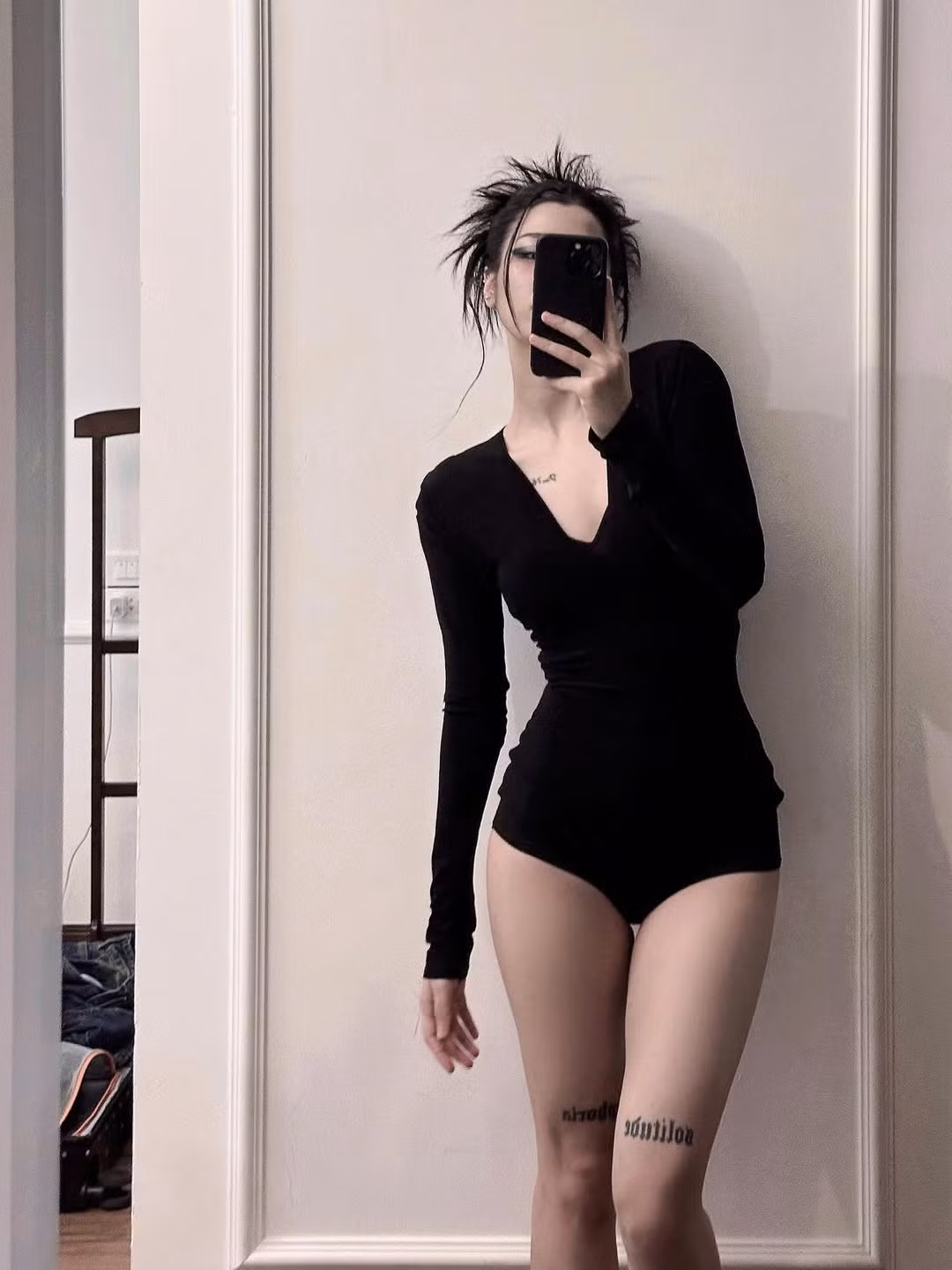 Thiết kế tối giản nhưng tinh tế với cổ chữ V sâu, tay dài đã giúp tôn lên đường cong cơ thể "cực khét" của cô. (Ảnh: IGNV)