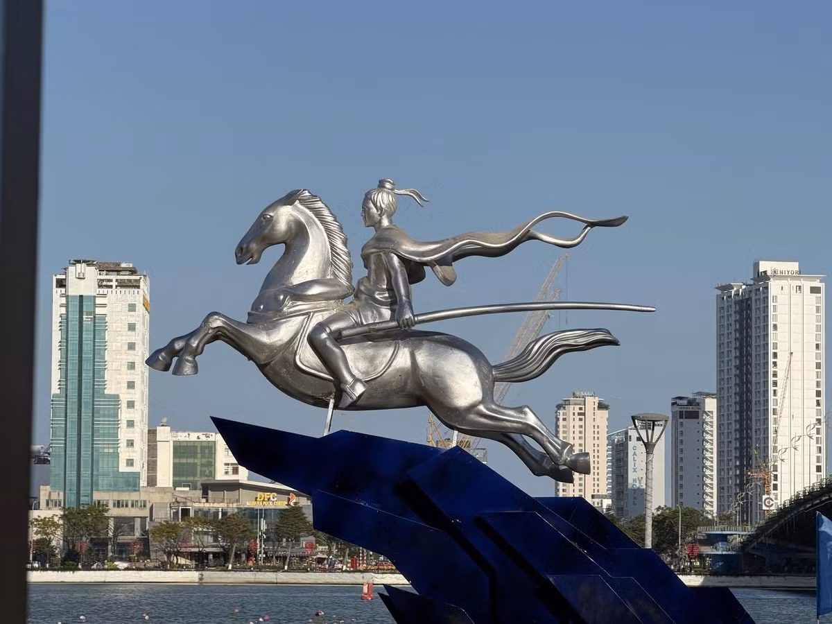 Bức tượng tái hiện hình ảnh vị anh hùng làng Gióng trong tư thế phi ngựa dũng mãnh, hướng về phía trước.