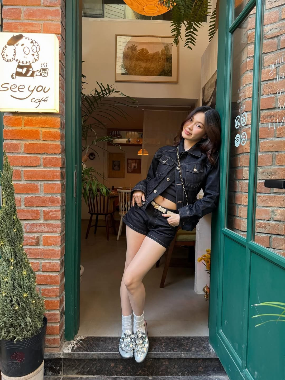 Màu denim tối được chọn giúp tôn lên vẻ ngoài cá tính, có chút bụi bặm nhưng vẫn giữ được nét thanh lịch. Các chi tiết như cúc kim loại sáng màu, đường may nổi bật tạo điểm nhấn đắt giá cho tổng thể trang phục. (Ảnh: IGNV)