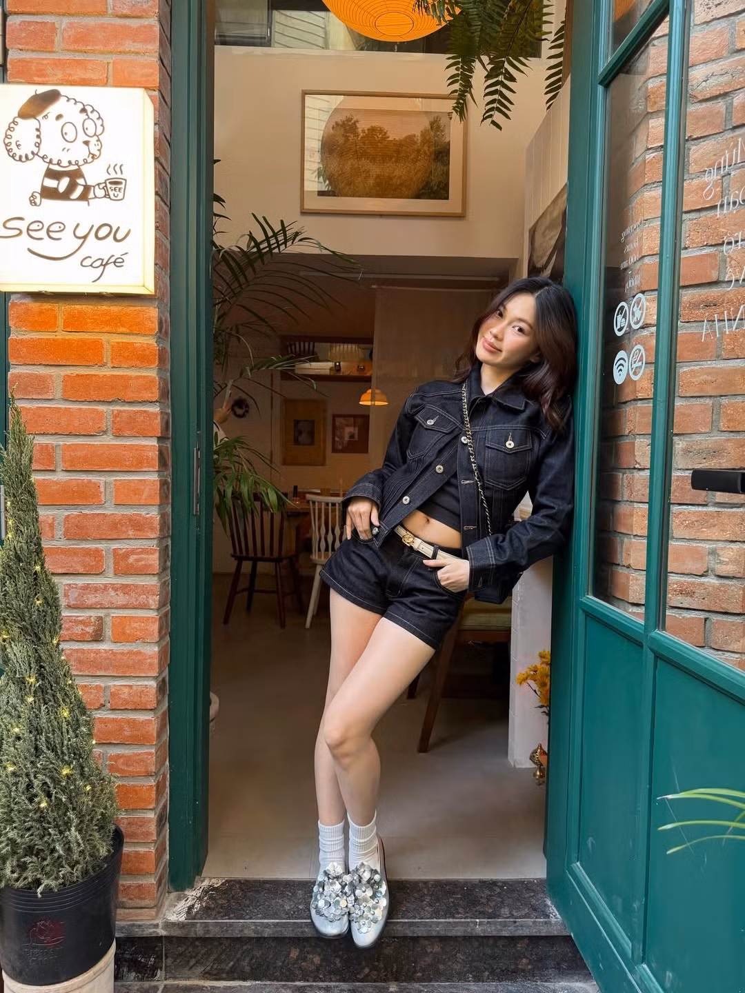 Màu denim tối được chọn giúp tôn lên vẻ ngoài cá tính, có chút bụi bặm nhưng vẫn giữ được nét thanh lịch. Các chi tiết như cúc kim loại sáng màu, đường may nổi bật tạo điểm nhấn đắt giá cho tổng thể trang phục. (Ảnh: IGNV)