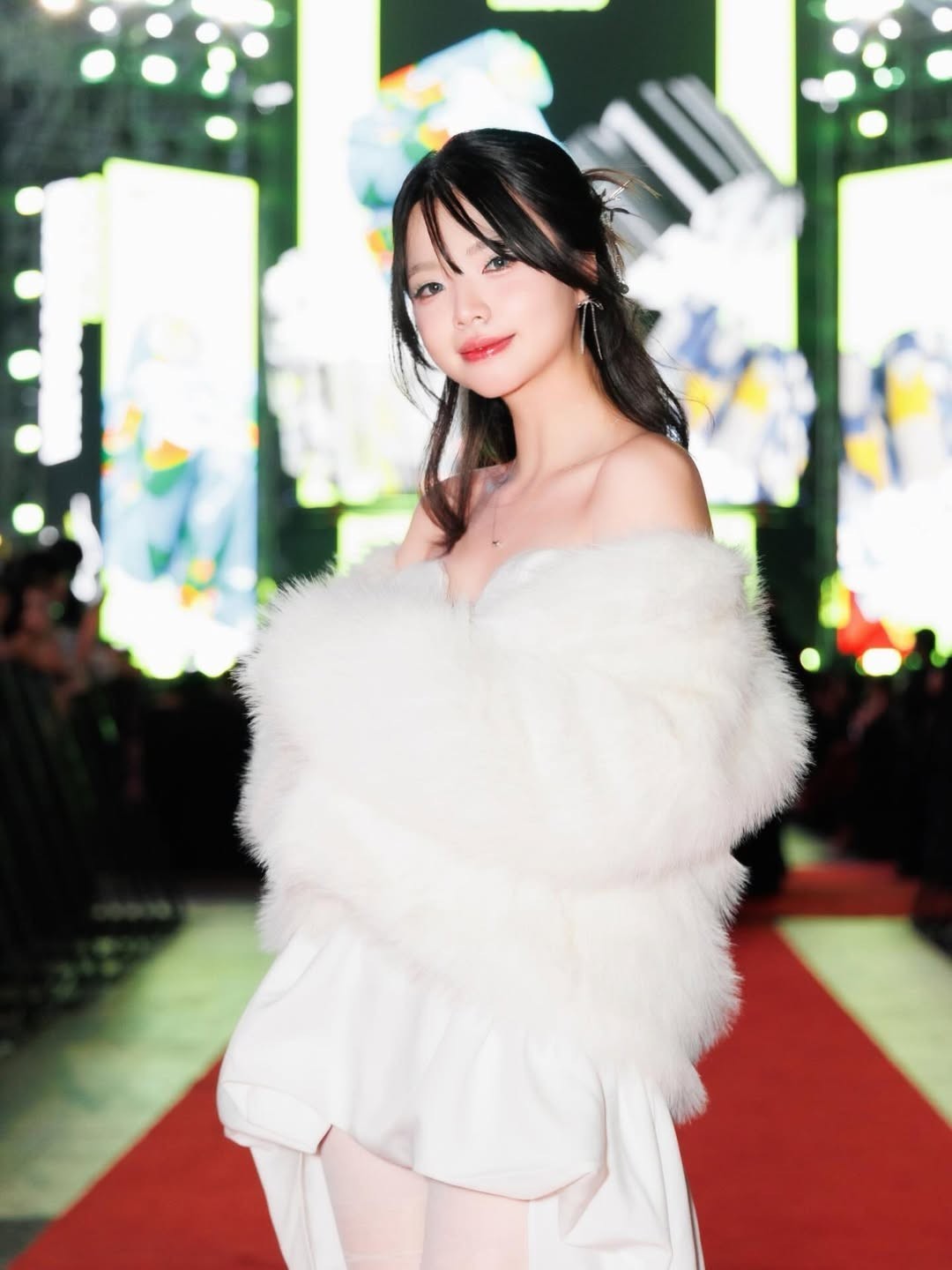 Ngay khi vừa bước lên thảm đỏ, Du Phong Linh đã khiến cộng đồng mạng và người hâm mộ có mặt phải trầm trồ. Khác với hình ảnh tinh nghịch thường thấy trên các buổi livestream hay phong cách cá tính của một game thủ, "nàng thơ" của làng Esports Việt chọn cho mình bộ cánh mang tông trắng tinh khôi nhưng không kém phần sang trọng. (Ảnh: IGNV)
