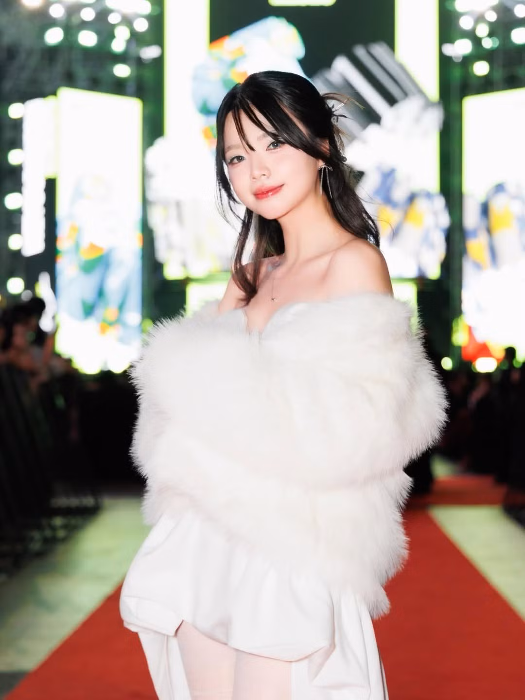 Ngay khi vừa bước lên thảm đỏ, Du Phong Linh đã khiến cộng đồng mạng và người hâm mộ có mặt phải trầm trồ. Khác với hình ảnh tinh nghịch thường thấy trên các buổi livestream hay phong cách cá tính của một game thủ, "nàng thơ" của làng Esports Việt chọn cho mình bộ cánh mang tông trắng tinh khôi nhưng không kém phần sang trọng. (Ảnh: IGNV)