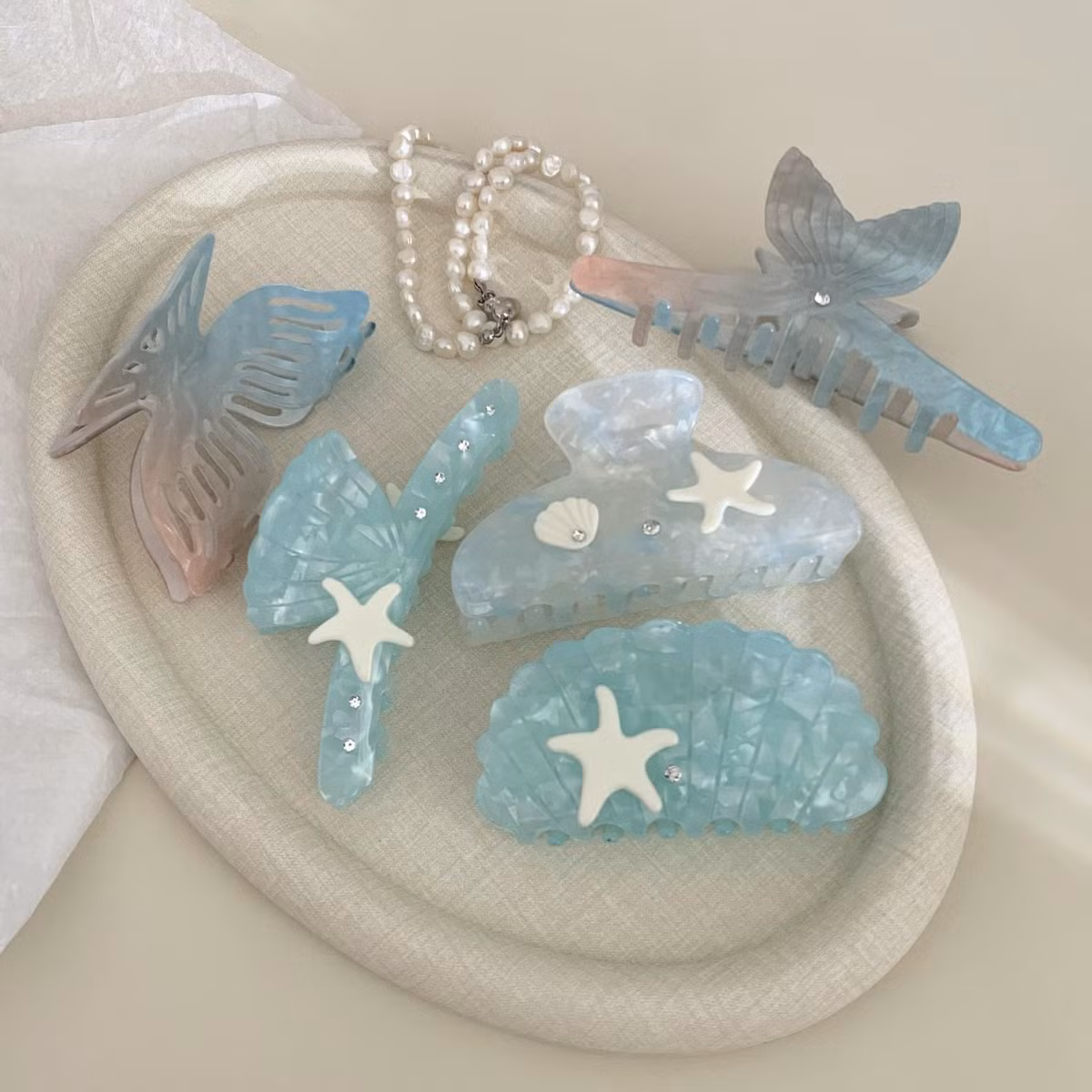 Những chiếc kẹp tóc độc đáo này không chỉ giúp giữ gọn mái tóc trong những ngày gió biển mà còn là phụ kiện đắc lực để tô điểm cho diện mạo của các nàng. Chúng dễ dàng kết hợp với nhiều kiểu tóc khác nhau, từ tóc xõa tự nhiên, tóc búi cao năng động đến tóc tết lãng mạn.