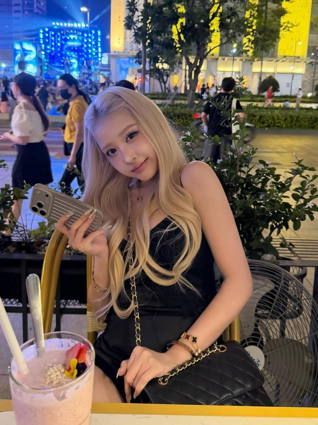 Không chỉ gây ấn tượng bởi nhan sắc, cách tạo dáng của Huyền Diệu cũng khiến fan "tan chảy". Khi thì cô nàng e ấp bên ly sinh tố trái cây bắt mắt, khi lại tinh nghịch tạo dáng trong thang máy hay tự tin khoe visual sắc nét trong xe hơi. (Ảnh: IGNV)