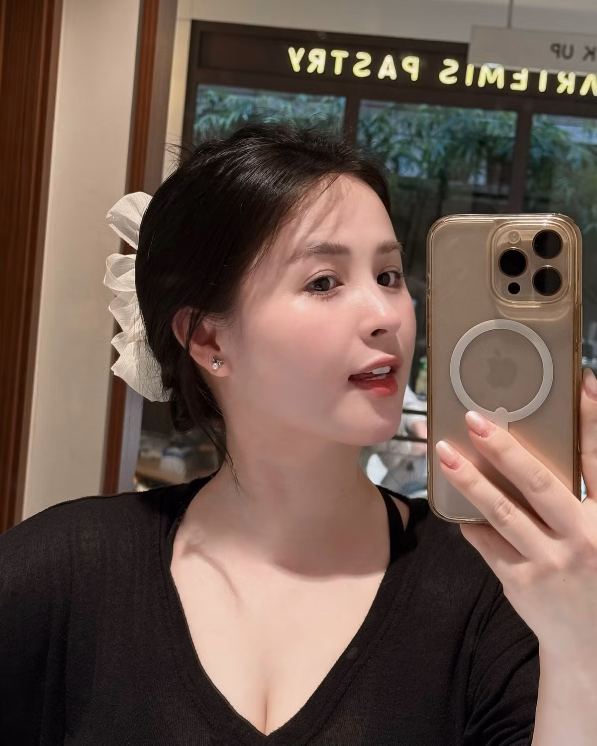 Trên trang cá nhân, cô nàng thường đăng tải những khoảnh khắc đời thường, toát lên hình ảnh một mẹ bỉm đầy hạnh phúc. (Ảnh: IGNV)