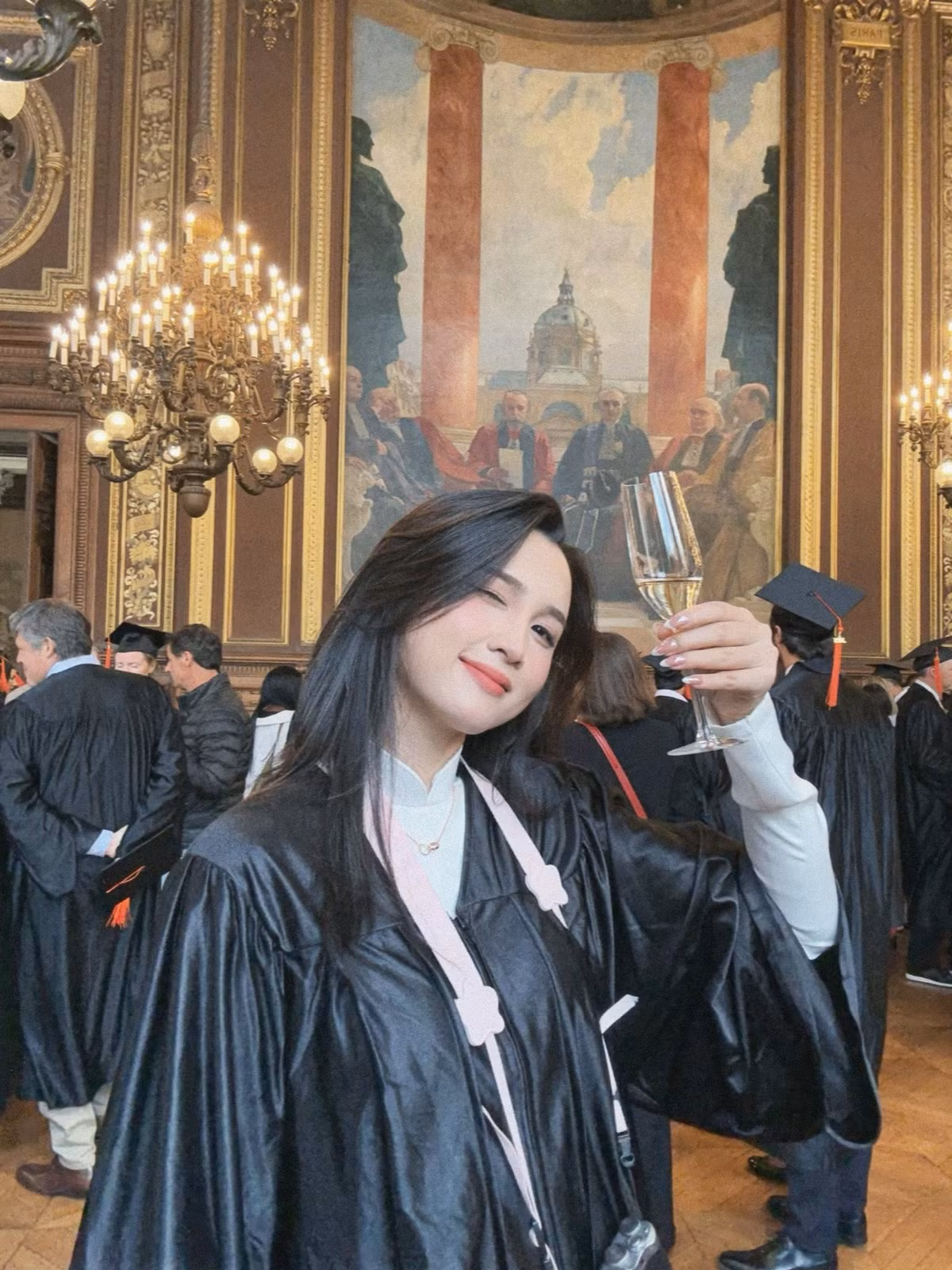 Không chỉ có nhan sắc xinh đẹp, Ngọc Ánh cũng sở hữu thành tích học tập đáng nể. Cô vừa hoàn thành năm đầu tiên của chương trình thạc sĩ Quản lý thông tin tại Đại học Nam Kinh. Ngôi trường này hiện ở top 6 toàn quốc, theo ARWU, một trong bốn bảng xếp hạng đại học uy tín thế giới. (Ảnh: FBNV)