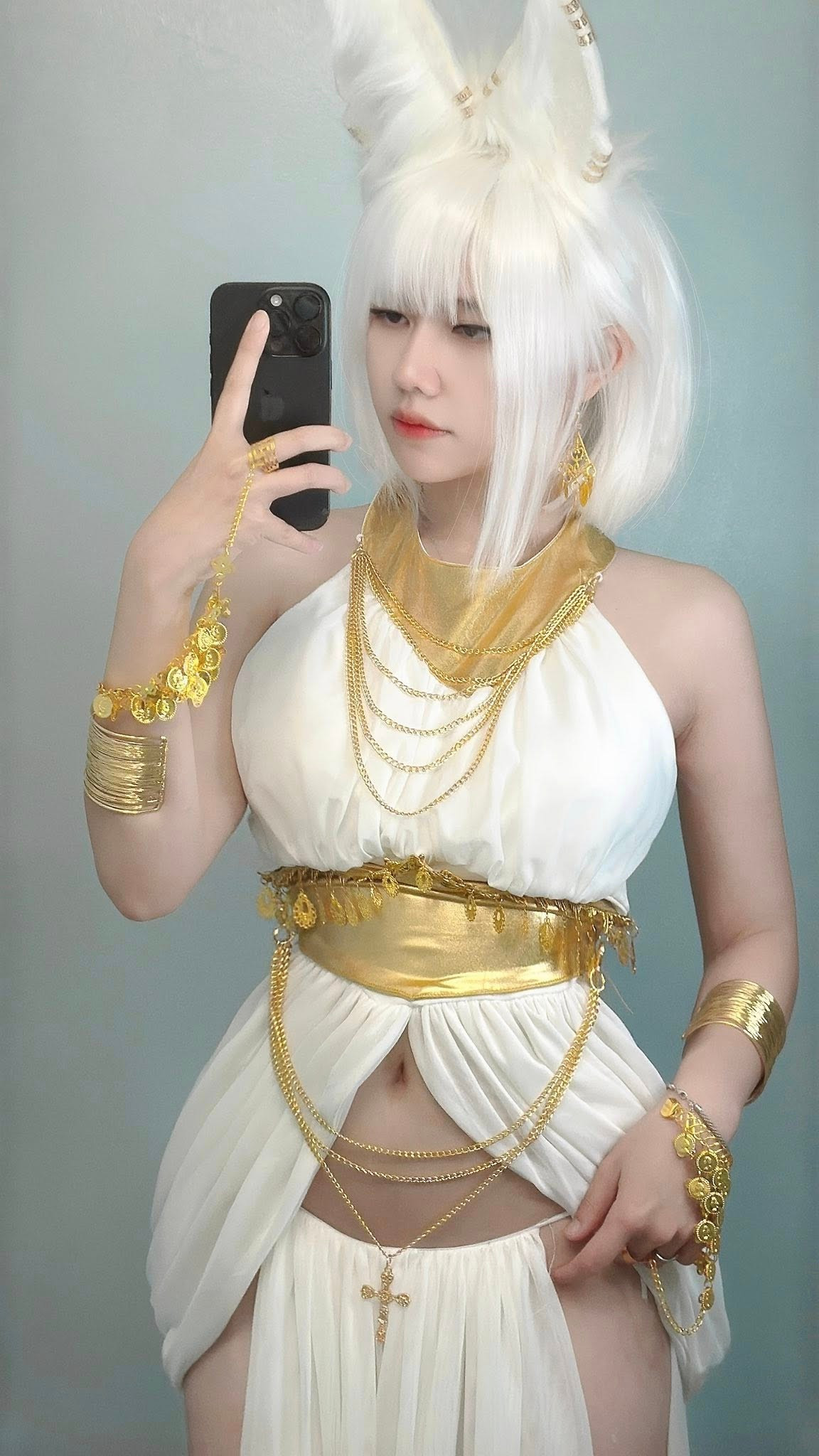 Trong những bức ảnh đời thường, nữ coser sở hữu nhan sắc xinh xắn, trong trẻo.