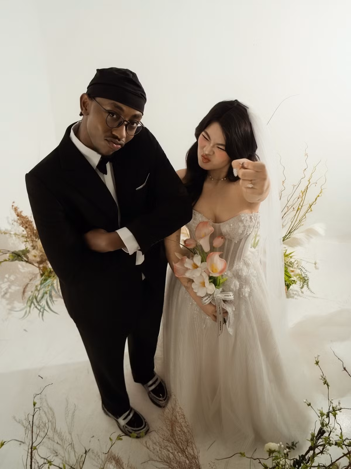 Được biết chủ nhân của bộ ảnh cưới này là cô dâu Bee (nickname) - người Việt và chú rể Dan - người Kenya. Cả hai đang sinh sống ở Mỹ, mới về Việt Nam chụp ảnh cưới cách đây không lâu.