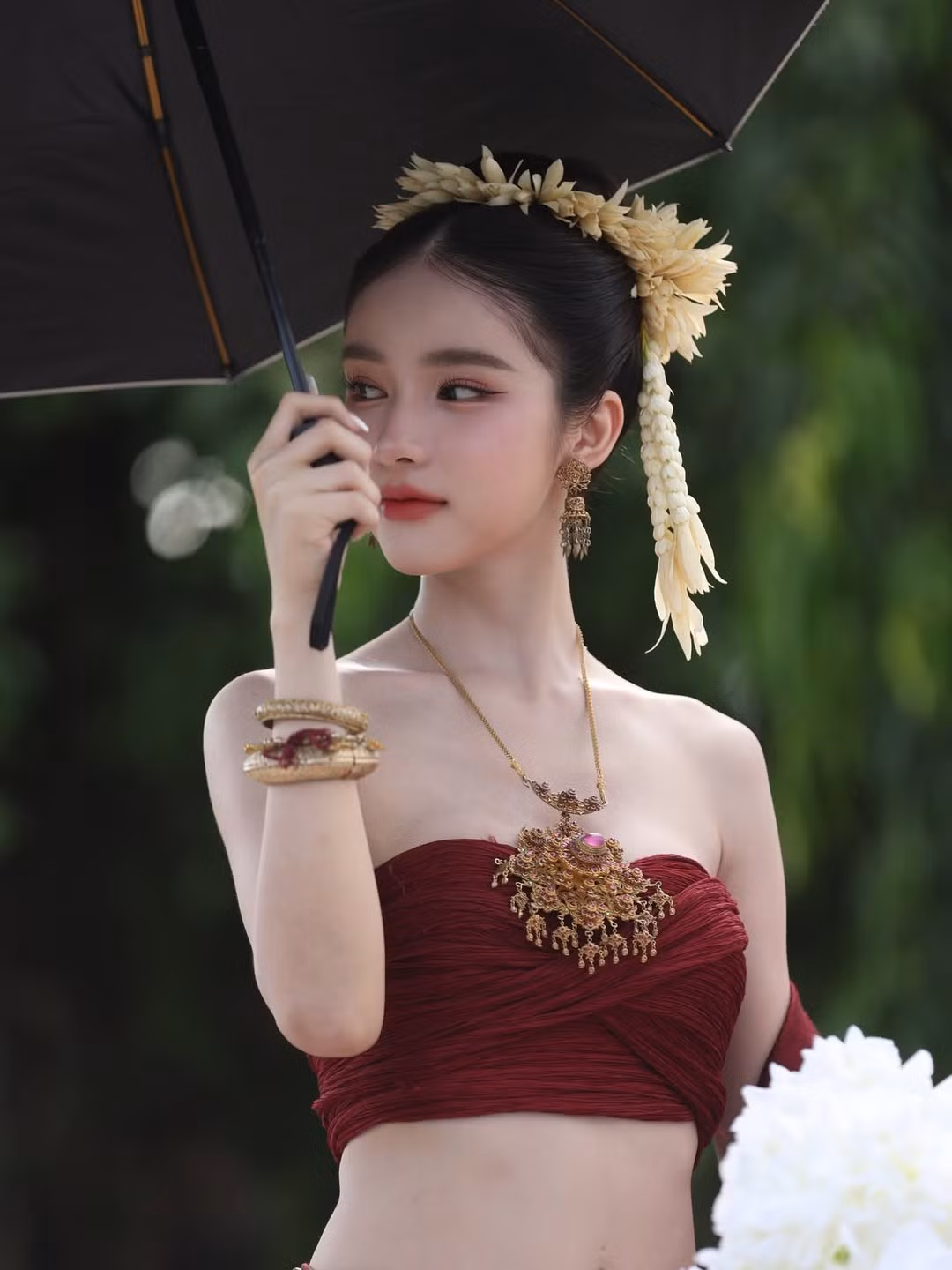 Loạt ảnh này được ghi lại khi Rinrada Thurapan tham gia vào Lễ hội Mãn chay (Ok Phansa), một nghi thức Phật giáo quan trọng đánh dấu sự kết thúc của ba tháng an cư kiết hạ. (Ảnh: IGNV)