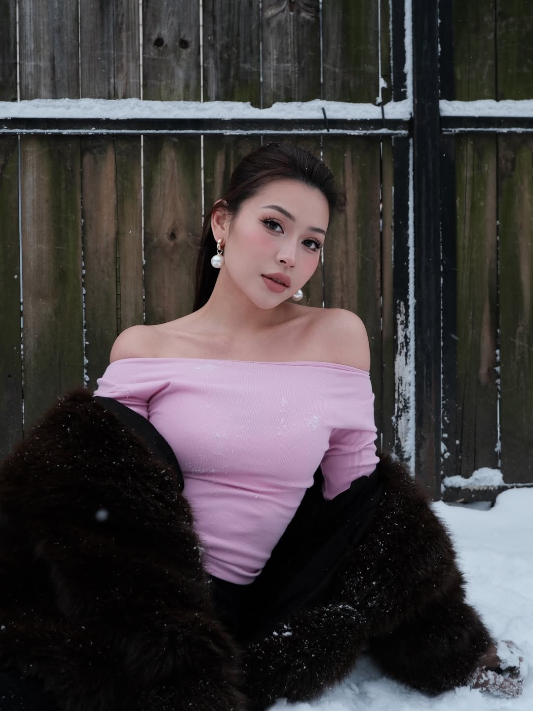 Để cân bằng với thời tiết khắc nghiệt, chiếc áo khoác lông thú màu chocolate bản to được khoác hờ hững, vừa giữ ấm vừa tạo nên vẻ ngoài quyền quý, kiêu sa. (Ảnh: IGNV)